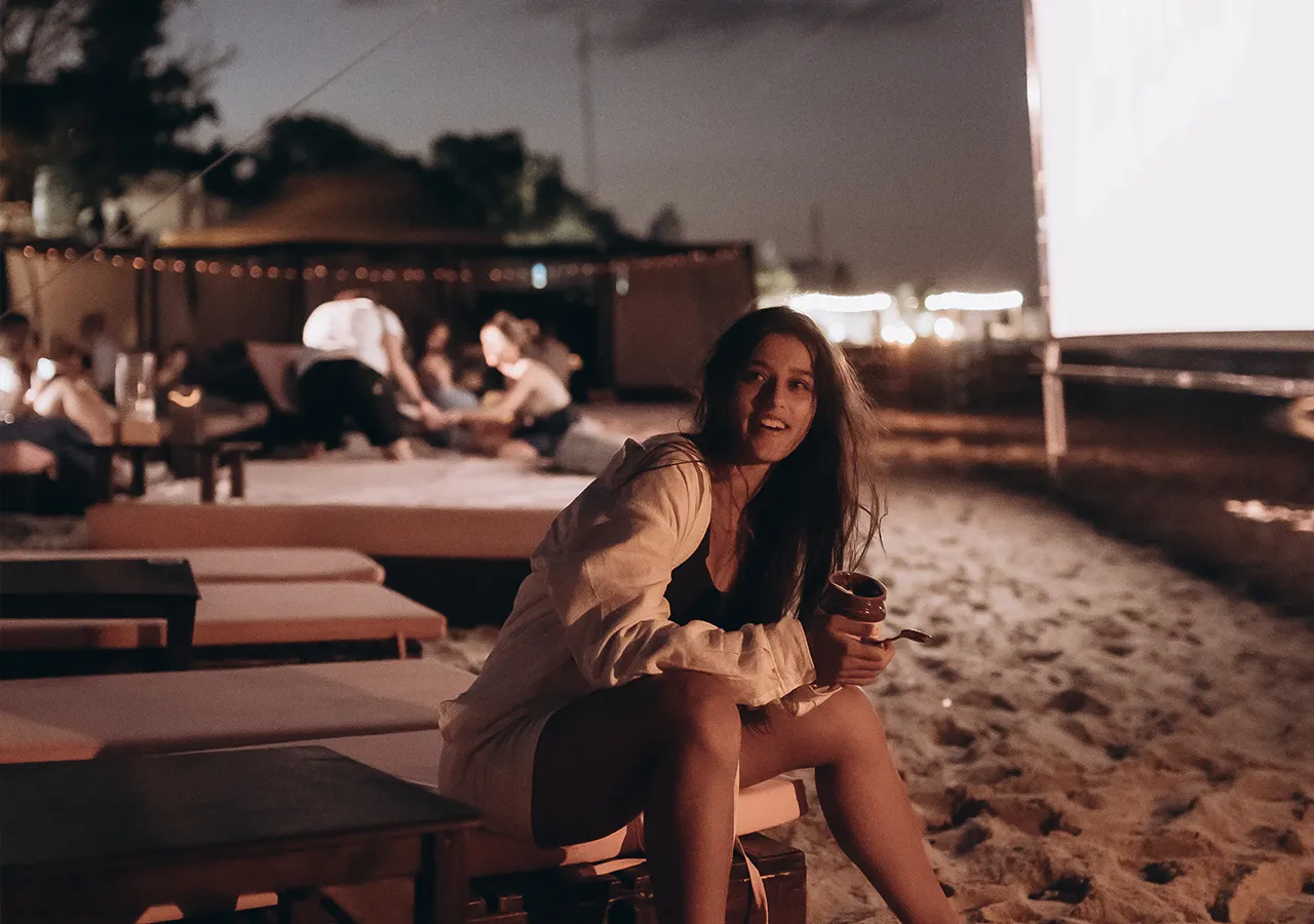 mujer-en-la-playa-disfrutando-su-bebida
