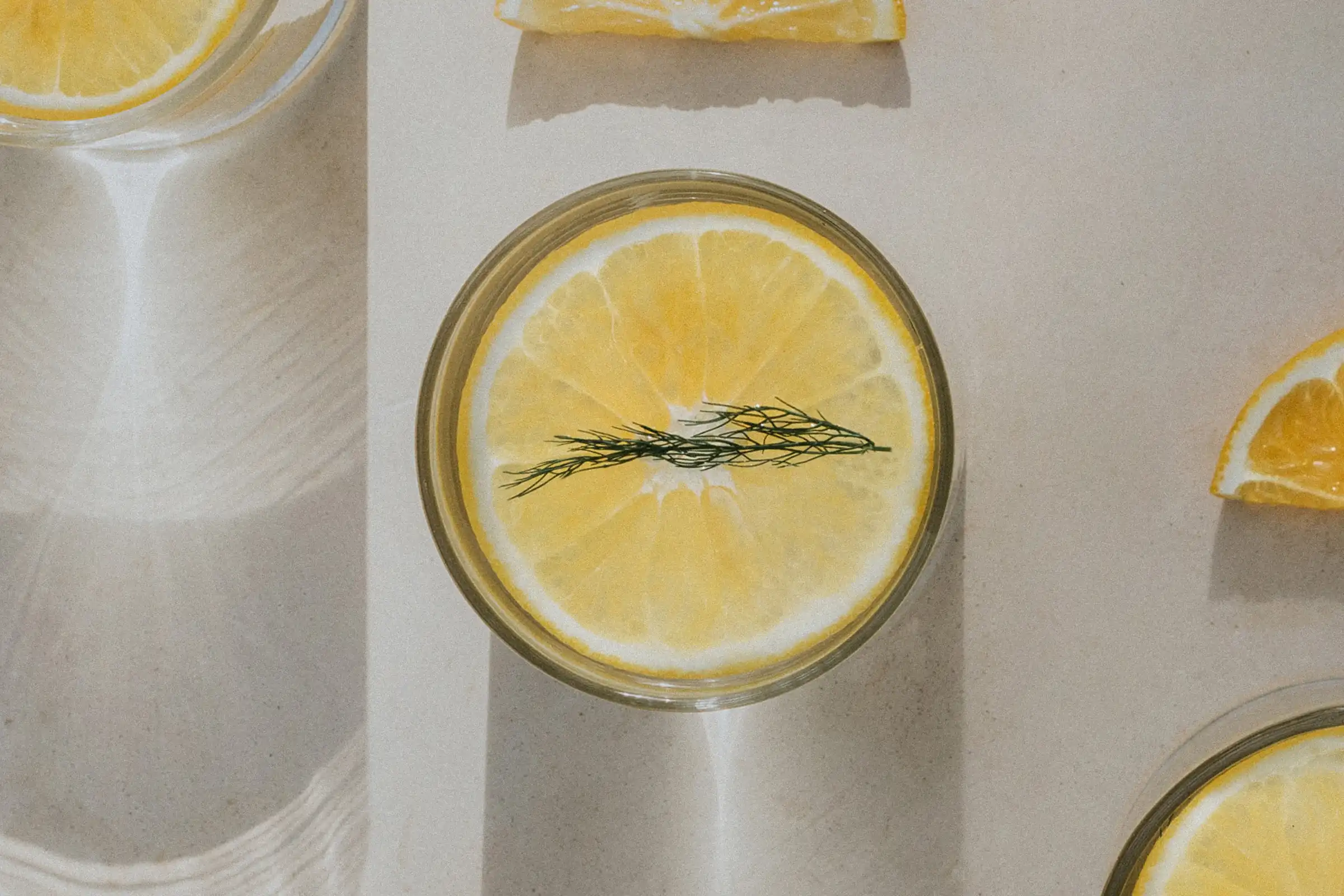 bebida-en-orilla-de-la-alberca