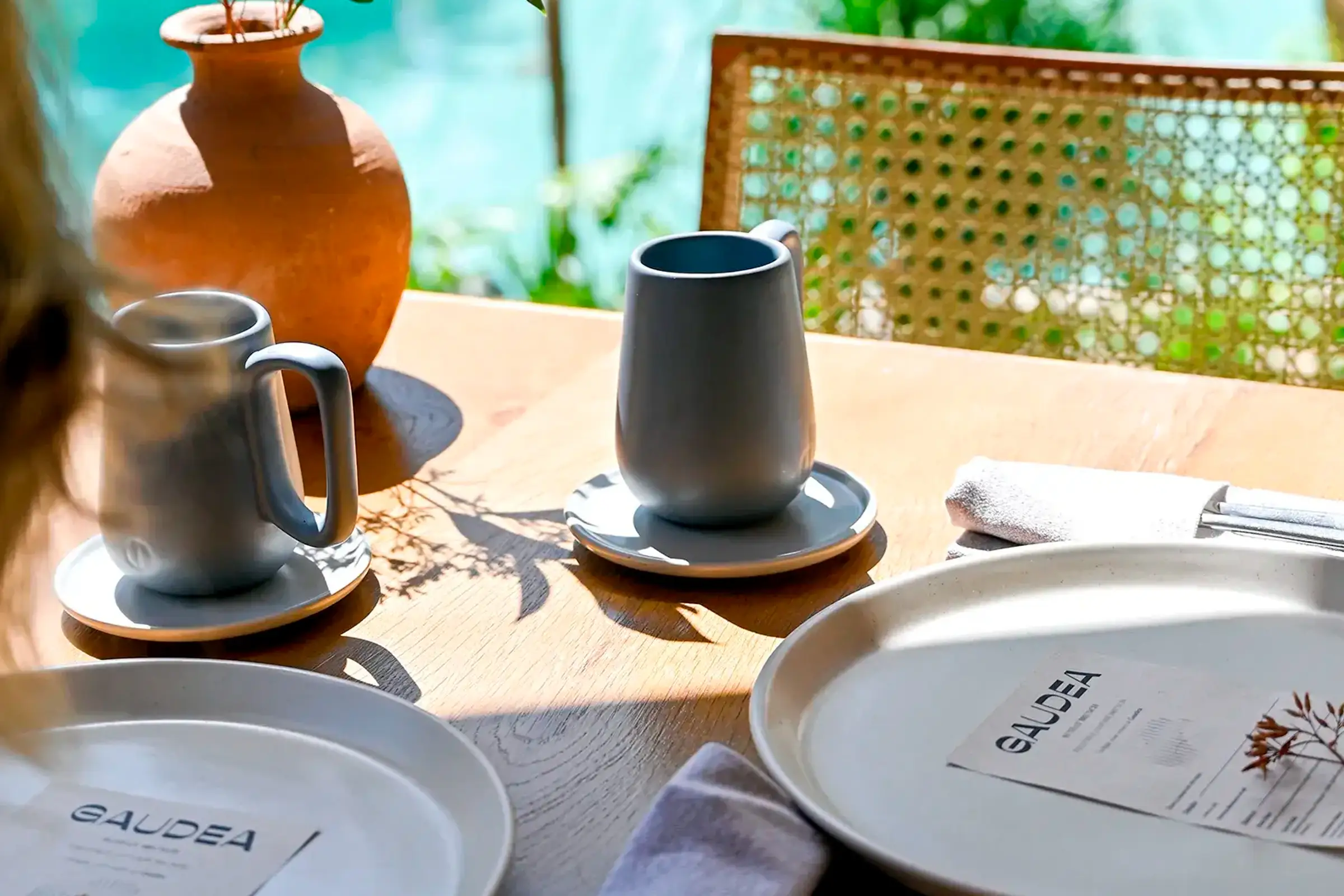 mesa-servida-con-vista-a-la-alberca