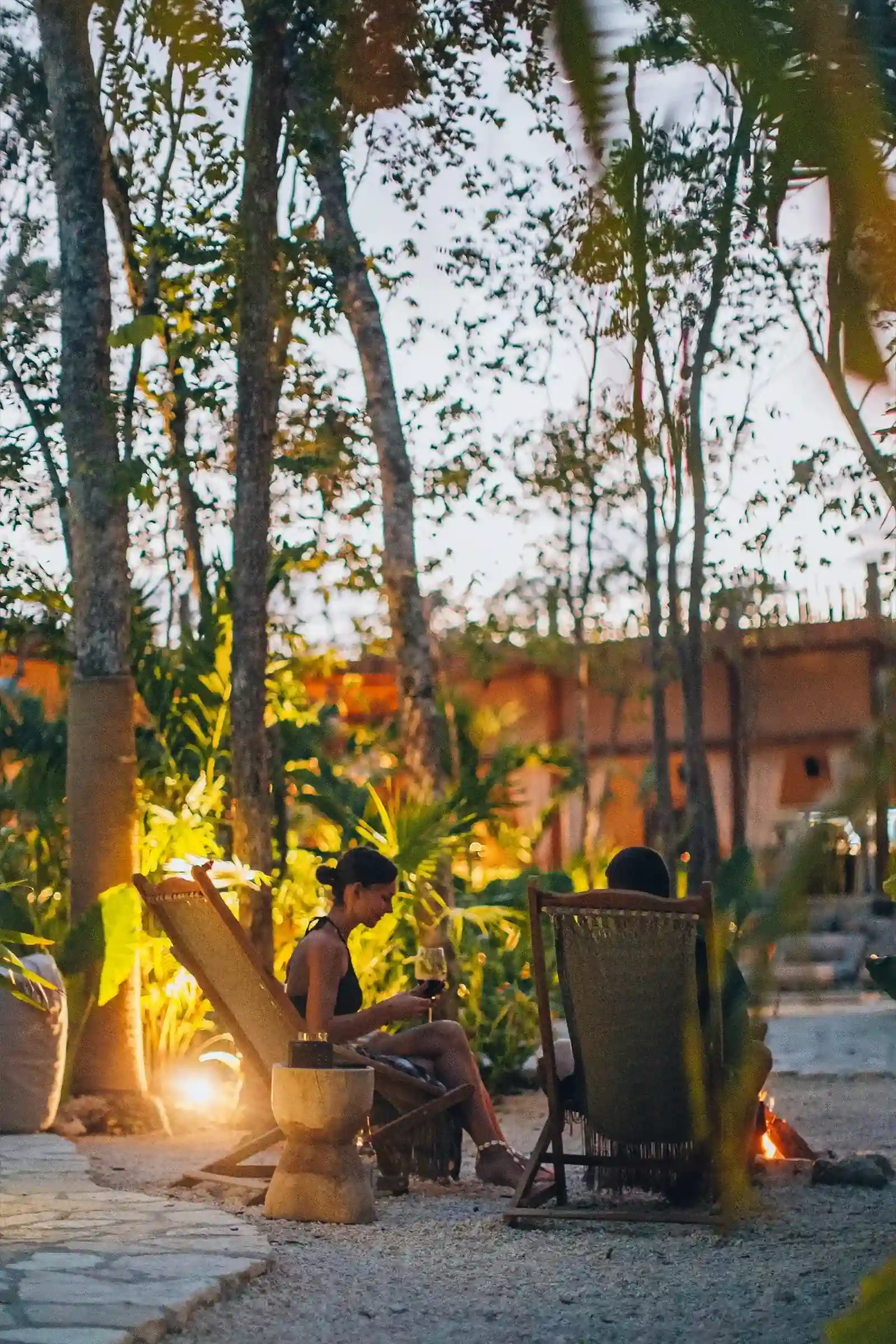 area-fogata-encendida-mujer-con-vino