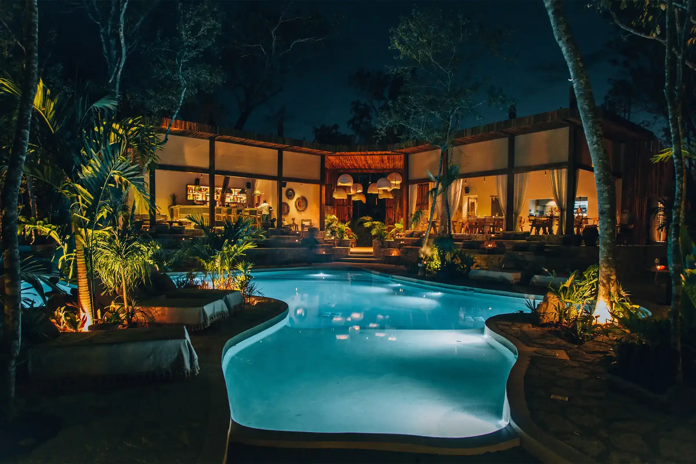 Foto-de-alberca-principal-iluminada-de-noche