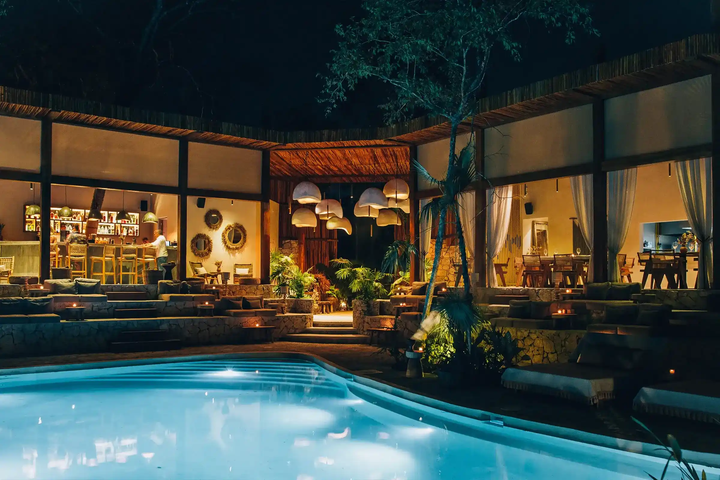 alberca-vista-restaurantes-ventanas-lamparas-colgantes