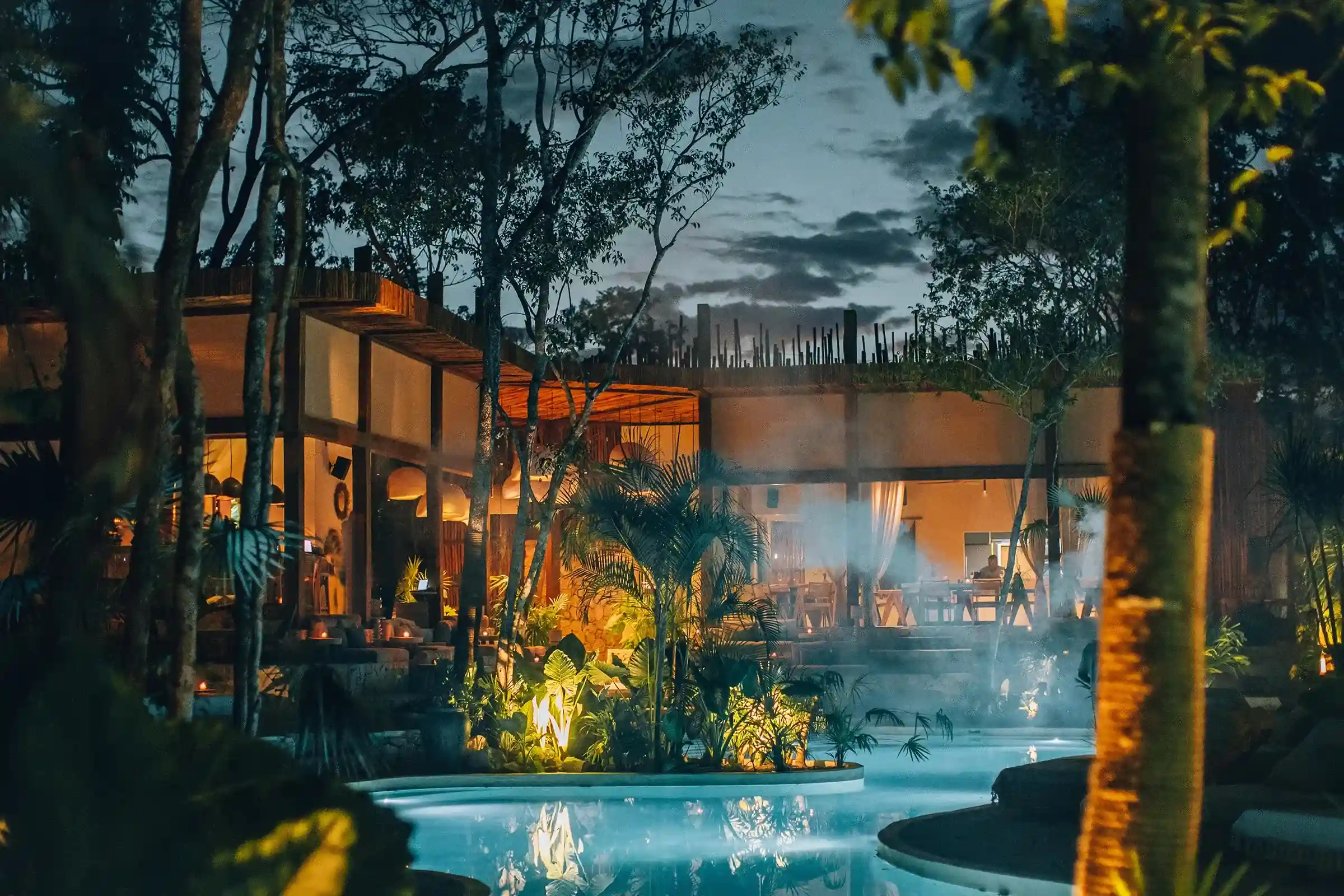 alberca-noche-humo-arboles-luces-calidas