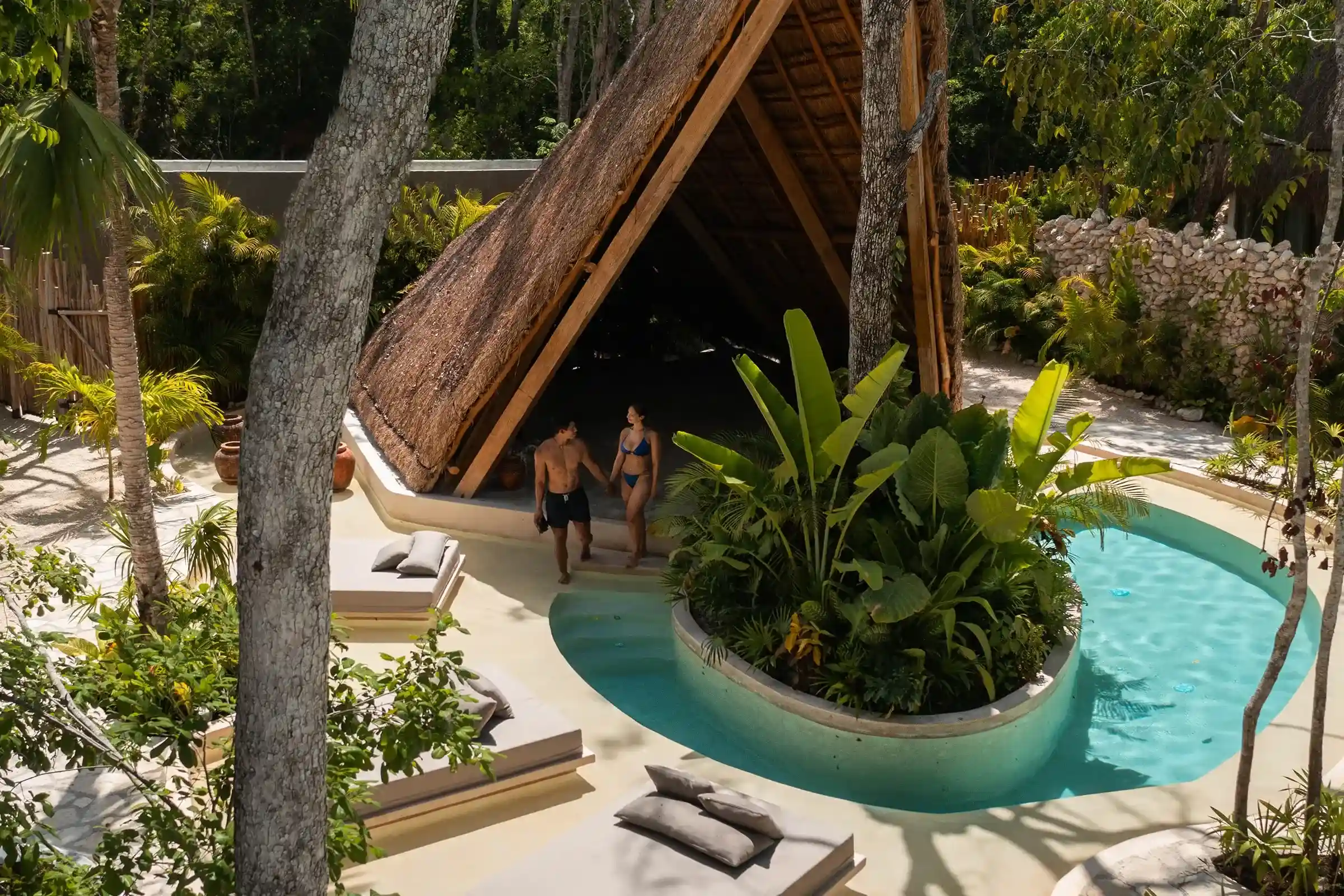 vista-aerea-pareja-palapa-alberca-forma-de-rio