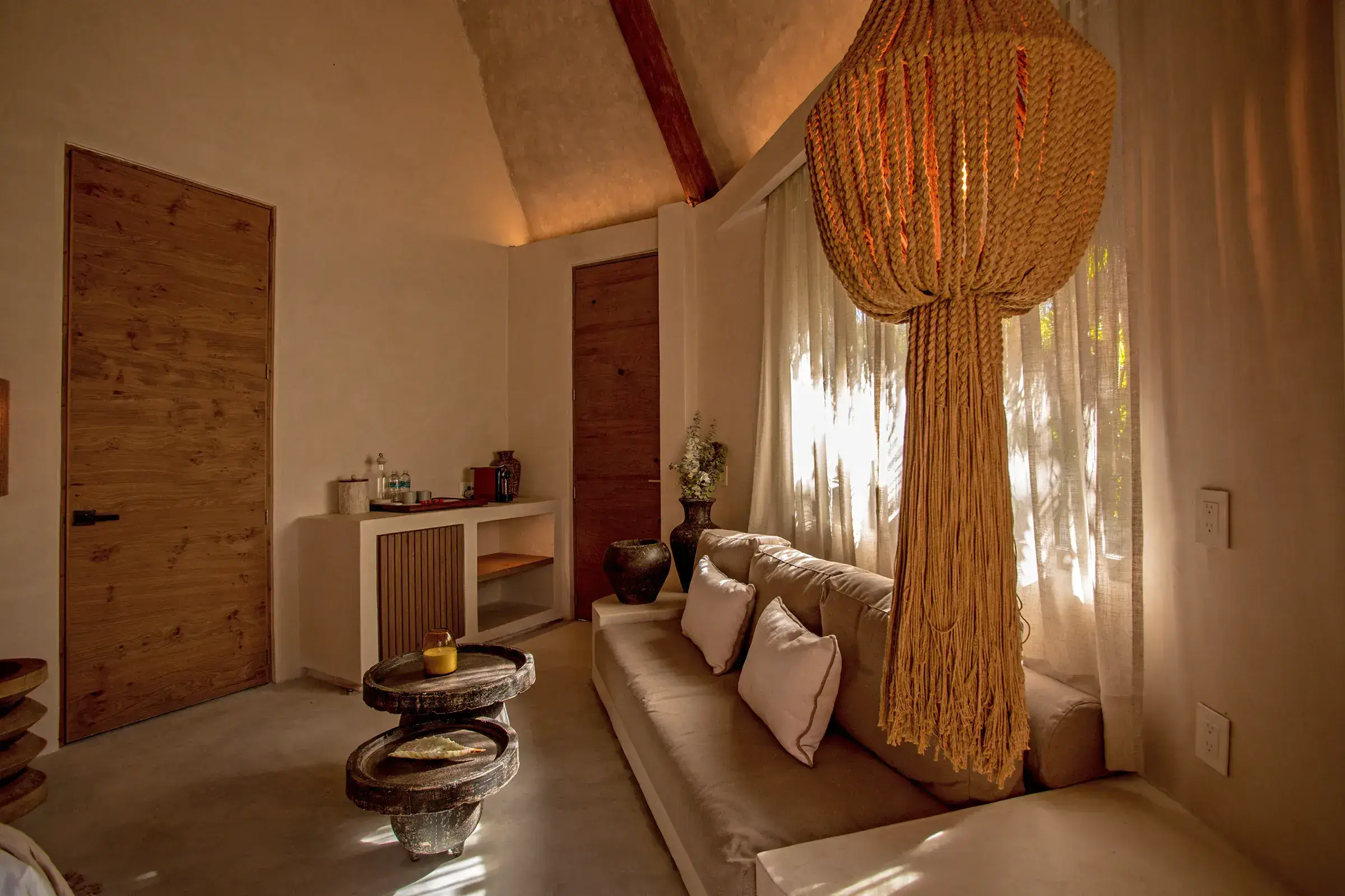 entrada-habitacion-sillon-mini-bar