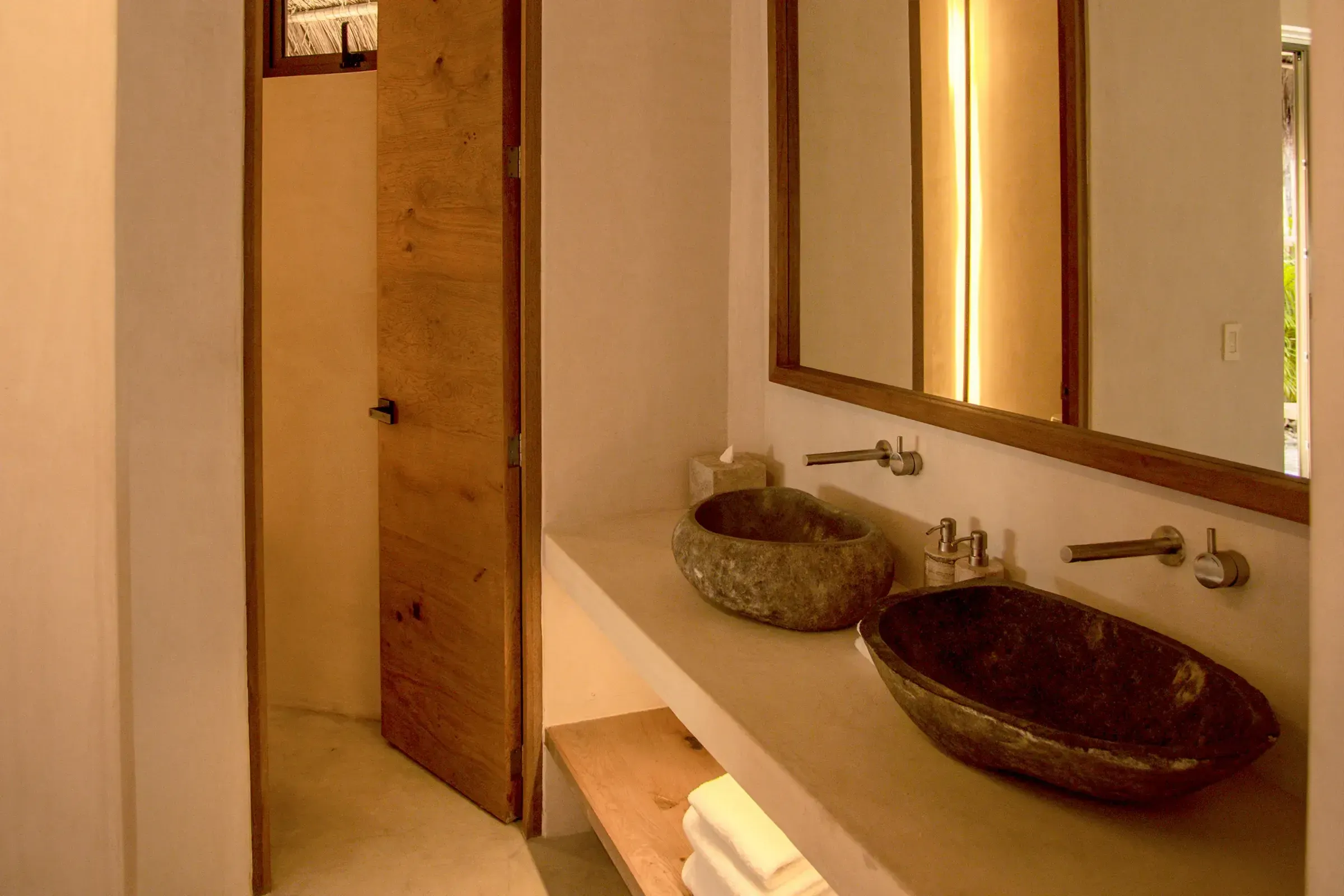 tocador-espejo-lavabo-toallas