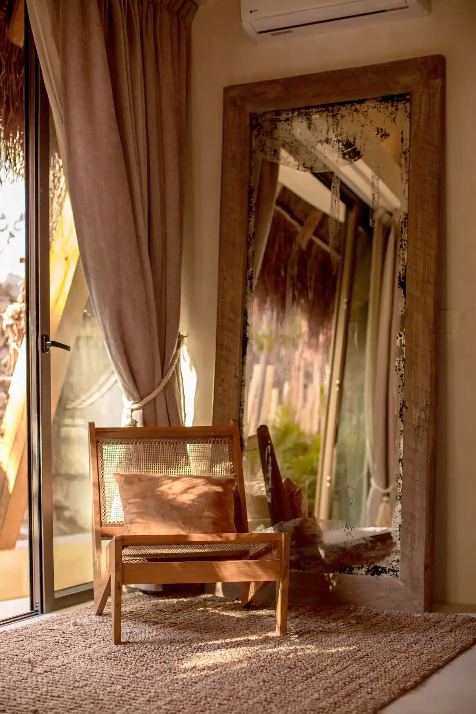 esquina-habitacion-silla-espejo-alfombra