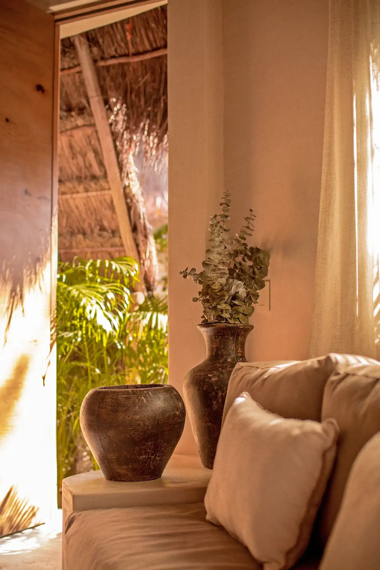 entrada-puerta-madera-plantas-jarron