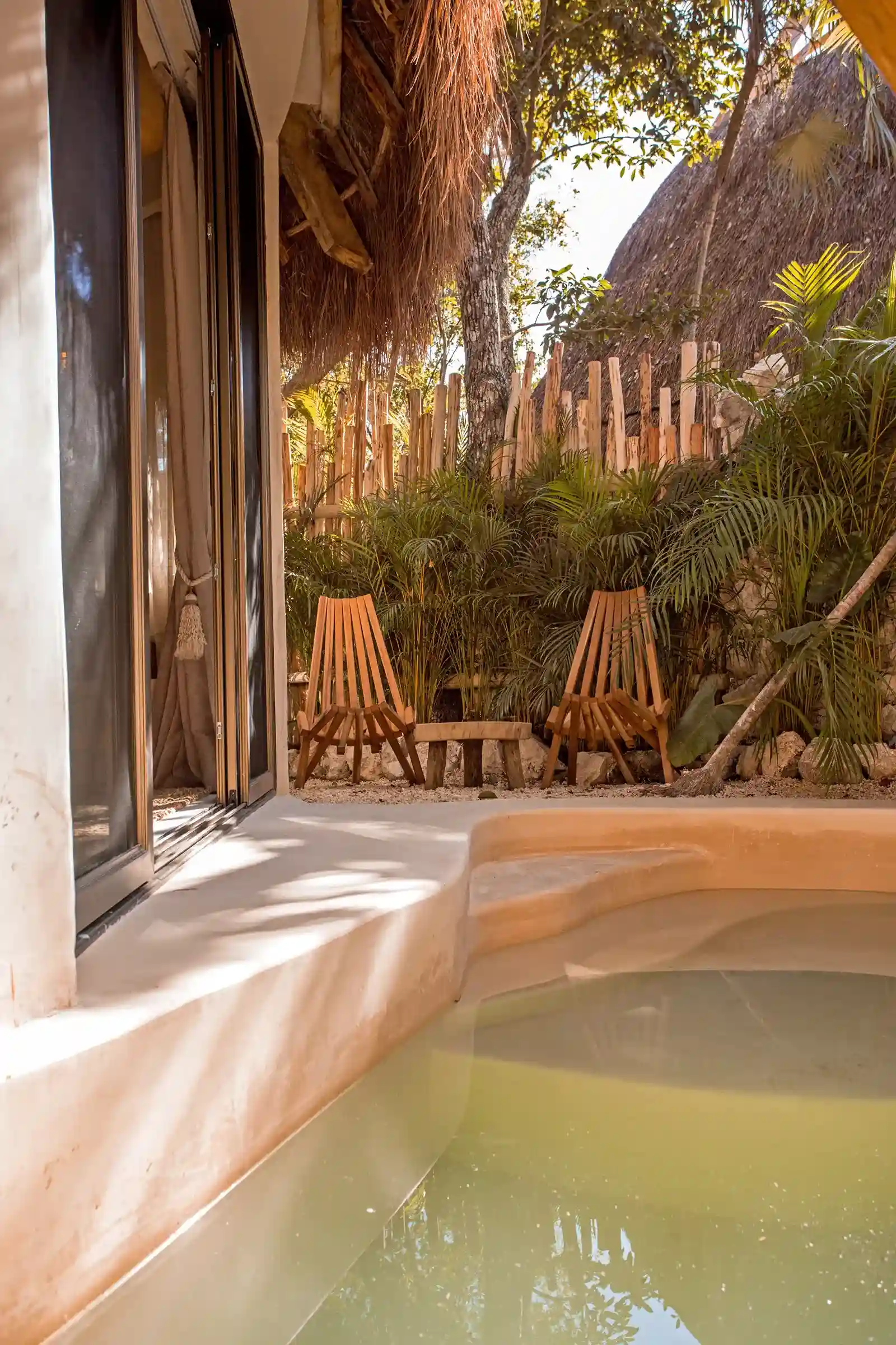 alberca-sillas-de-madera-plantas