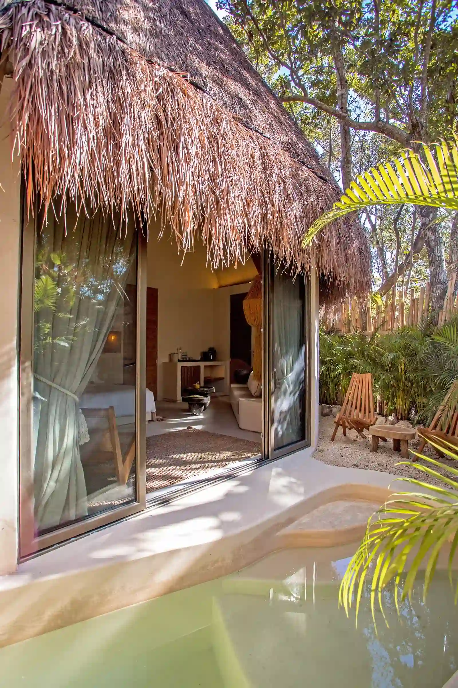 puerta-corrediza-villa-sillas-madera-terraza