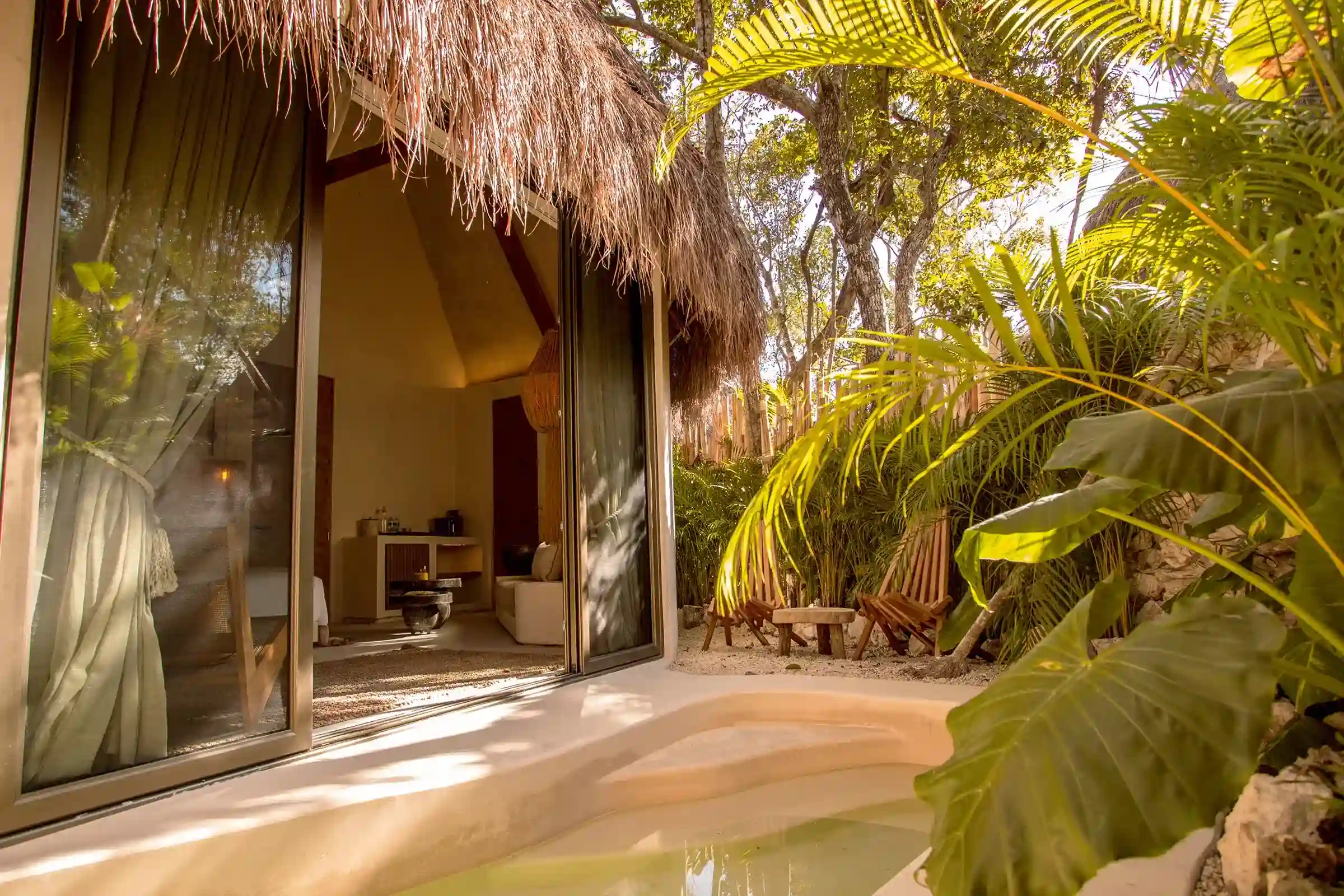 alberca-sillas-madera-mesa-centro-sala