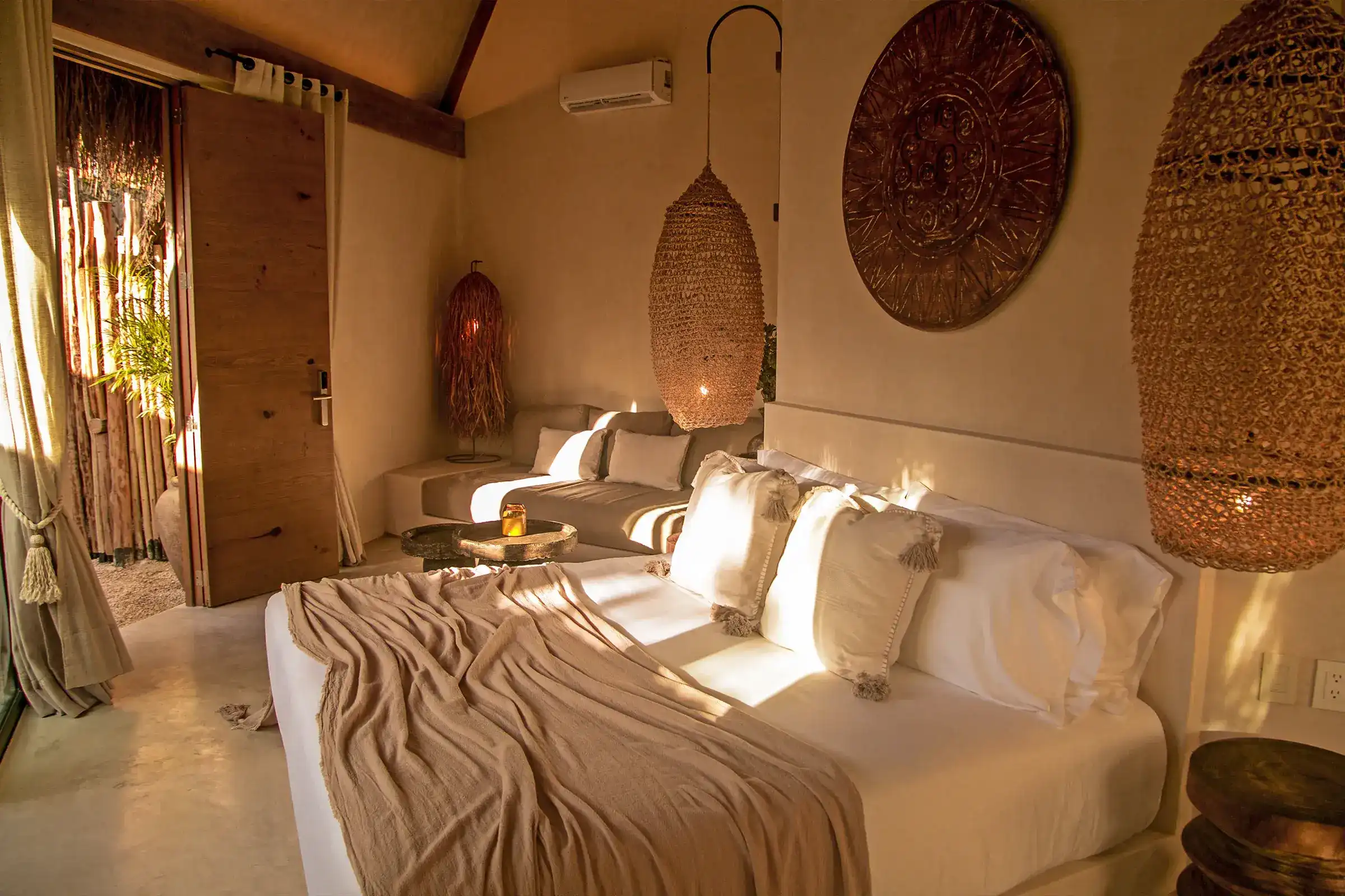 recamara-cama-queen-size-puerta-madera