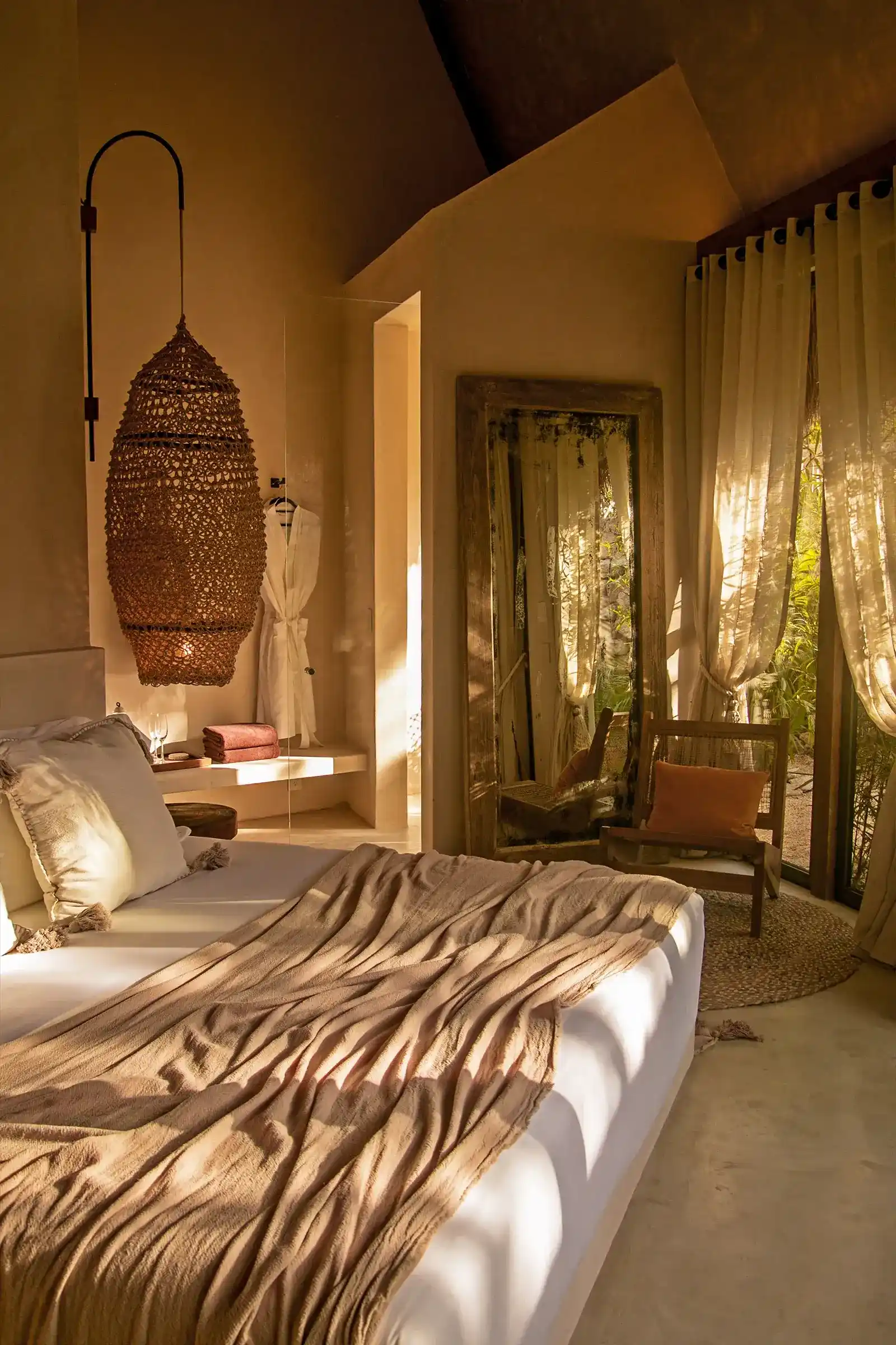 habitacion-esquina-espejo-borde-madera-silla-plegable