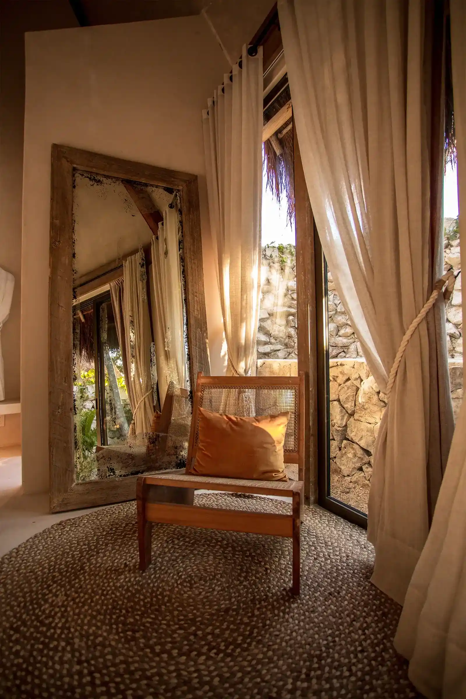 esquina-habitacion-silla-madera-alfombra-espejo