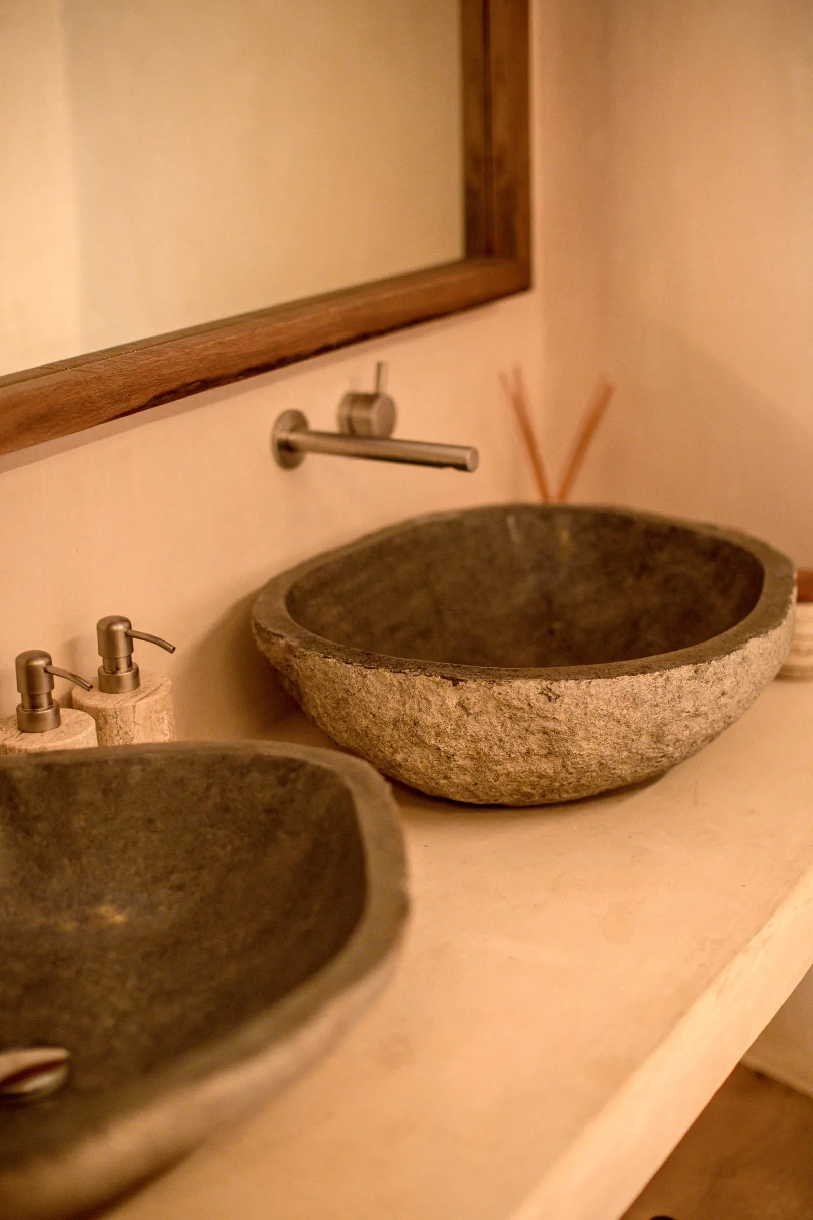 baño-espejo-lavabo-ovalin-frascos