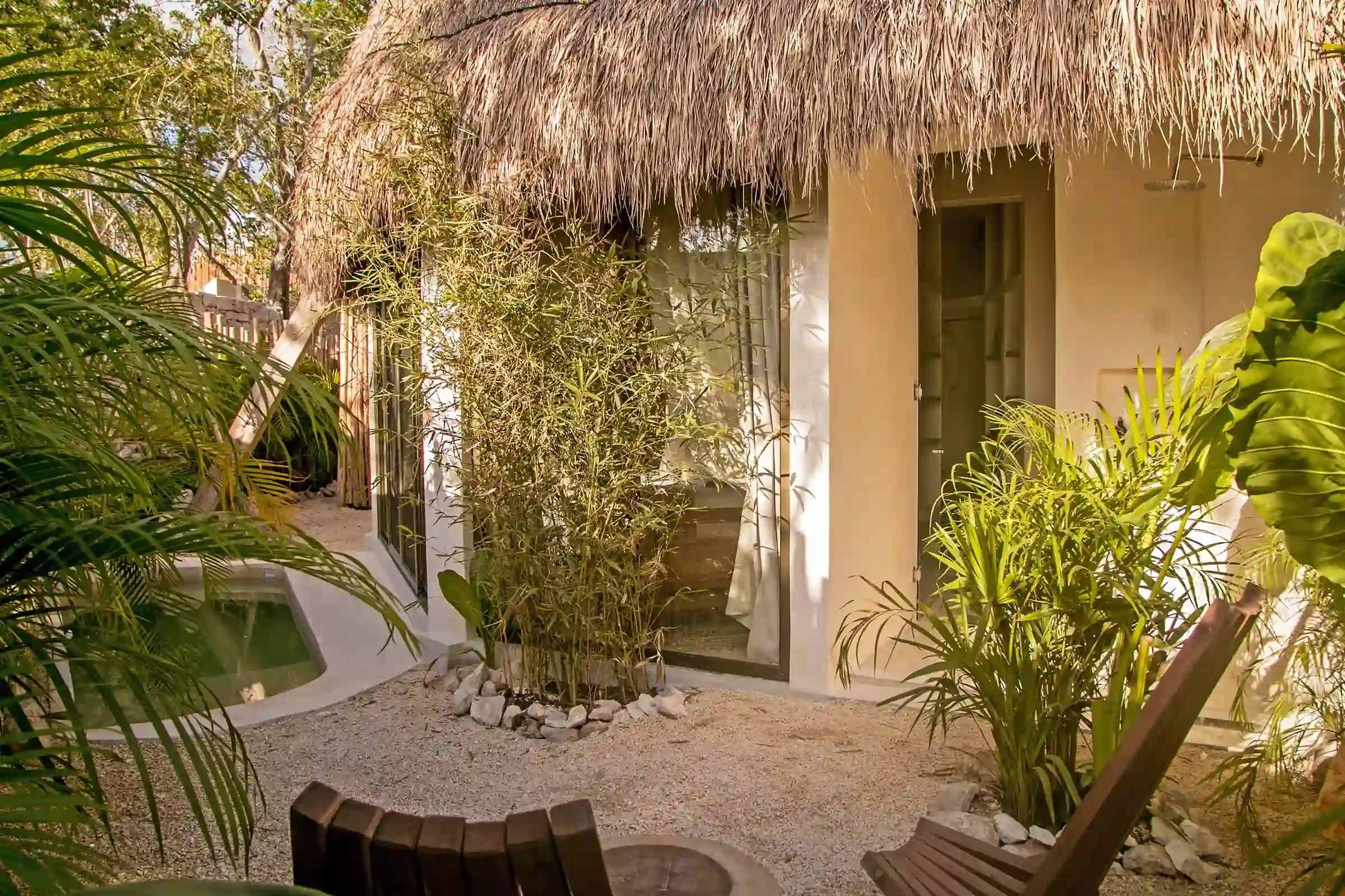 jardin-habitacion-con-alberca-arena-piedras