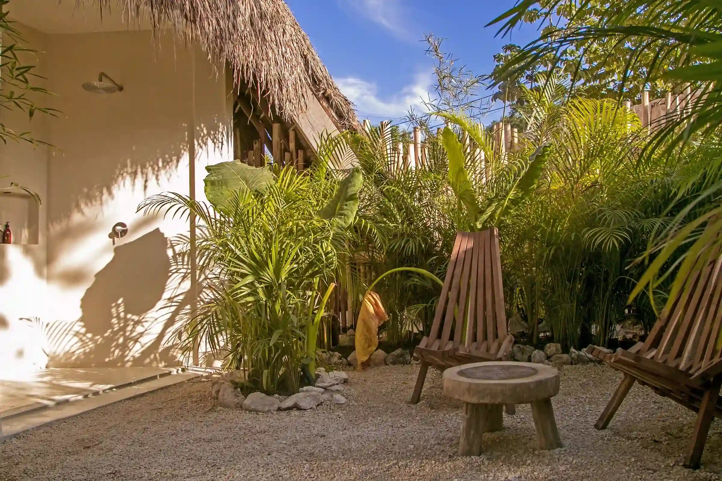 terraza-privada-con-muebles-de-madera-y-vegetacion