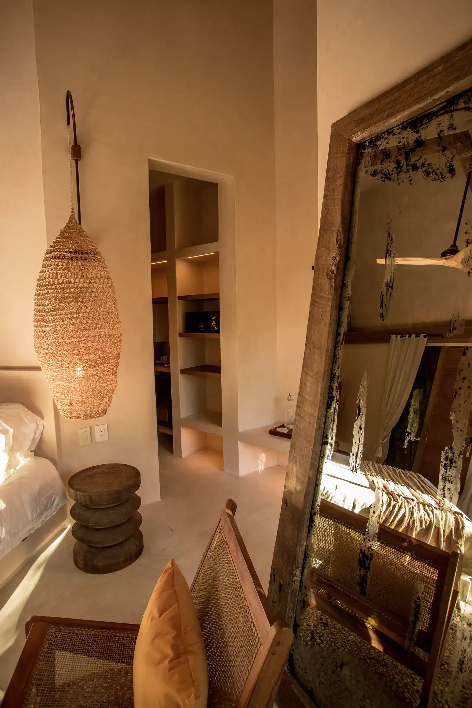 espejo-silla-madera-lampara-colgante