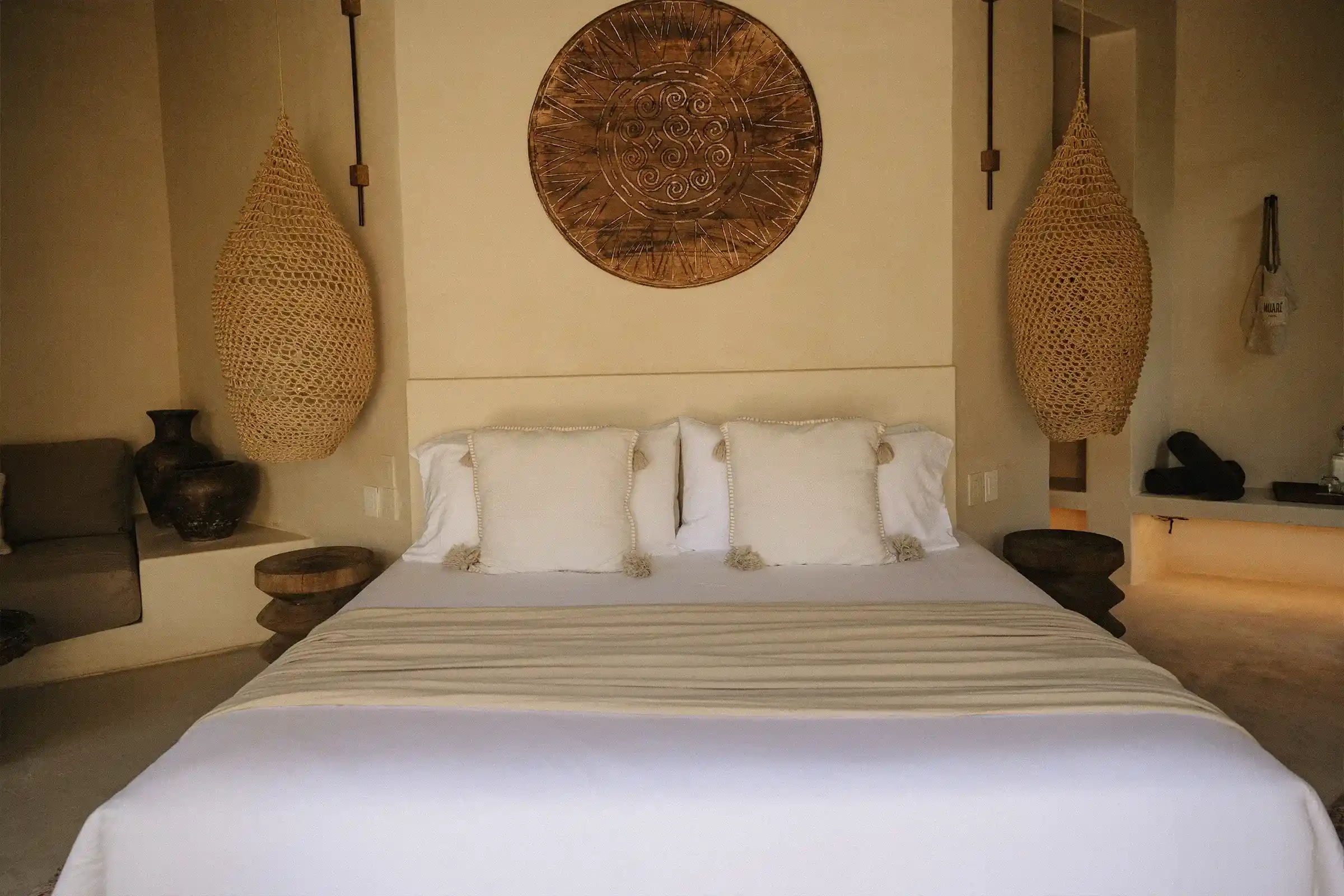 cama-queen-size-colcha-almohadas-blanca-lamparas