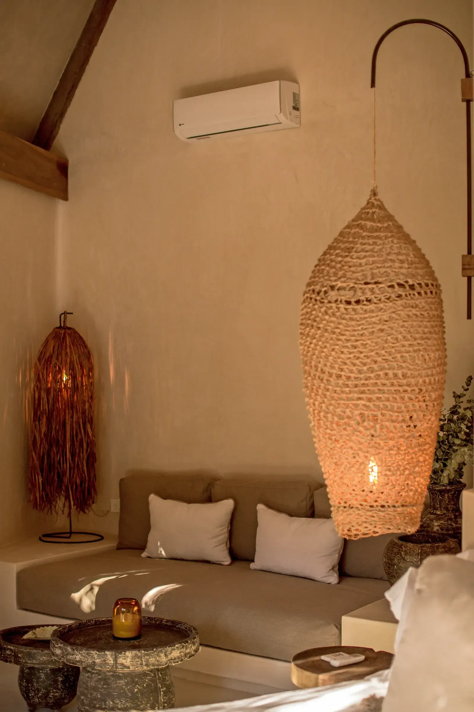 esquina-habitacion-sofa-cojines-lampara-colgante