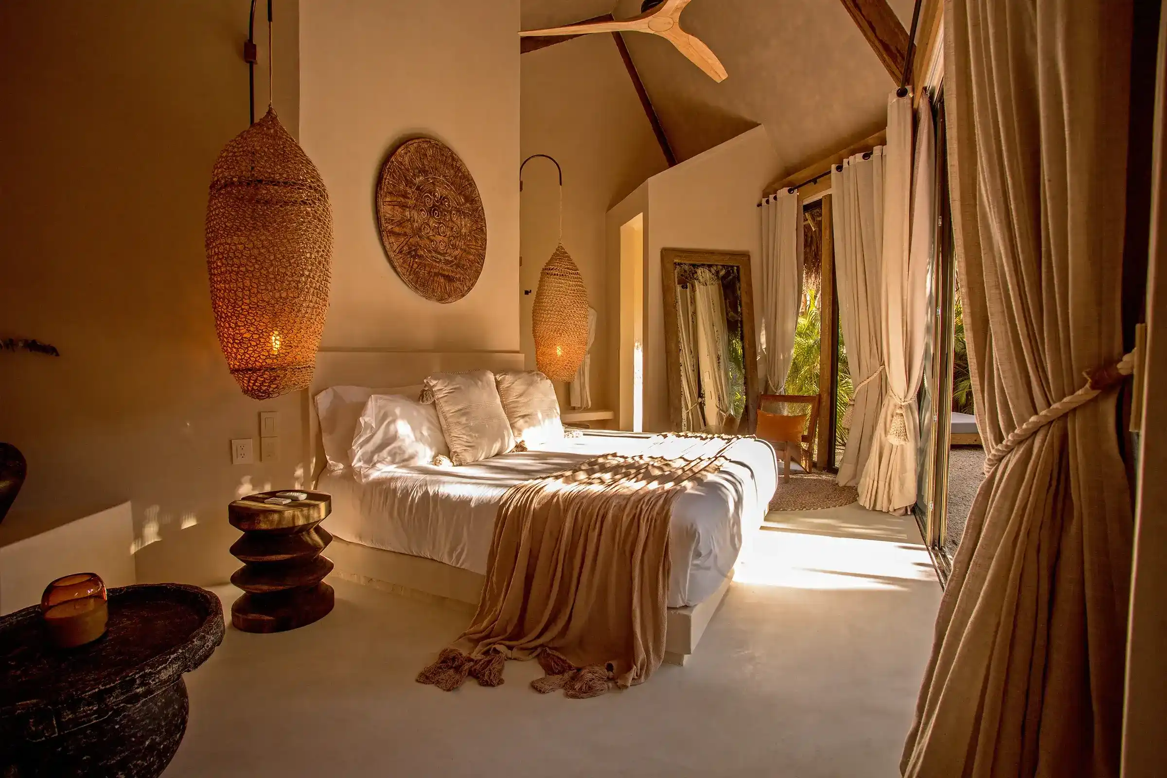 habitacion-cama-lamparas-cortinas