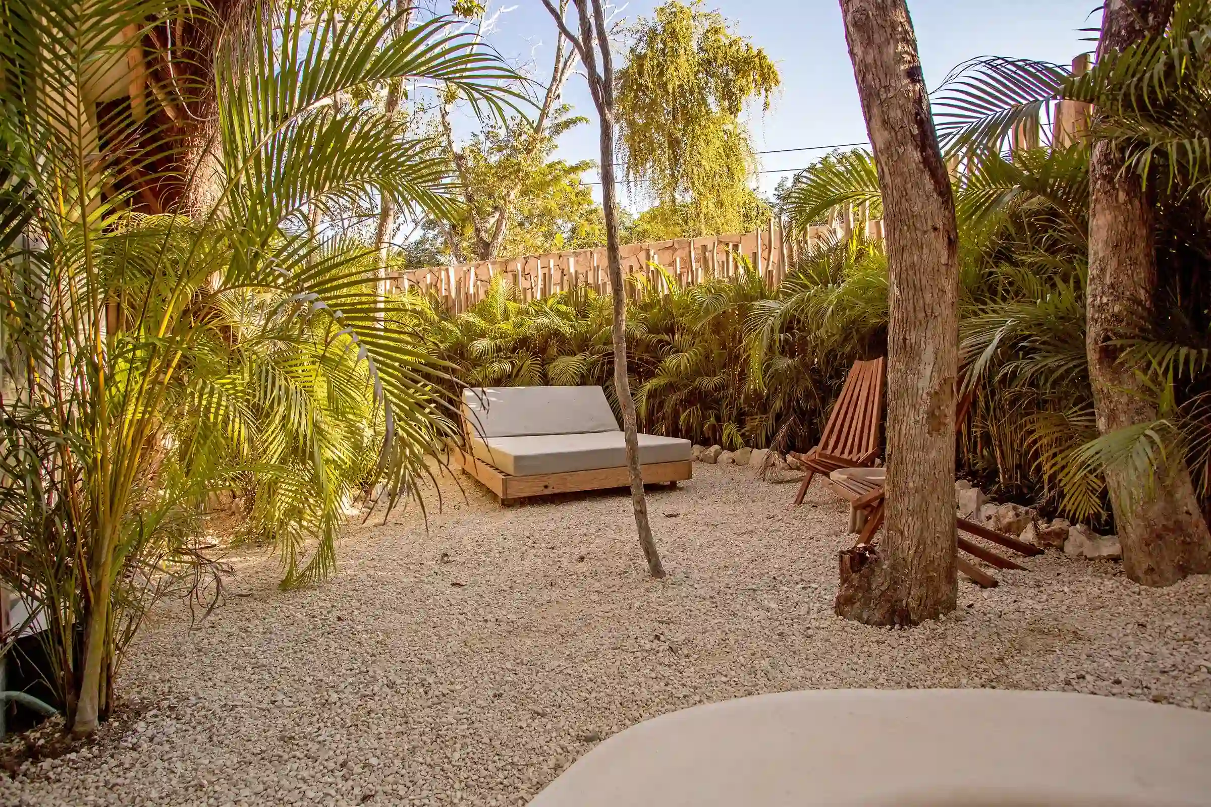 terraza-plantas-tropicales-palmeras-camastro