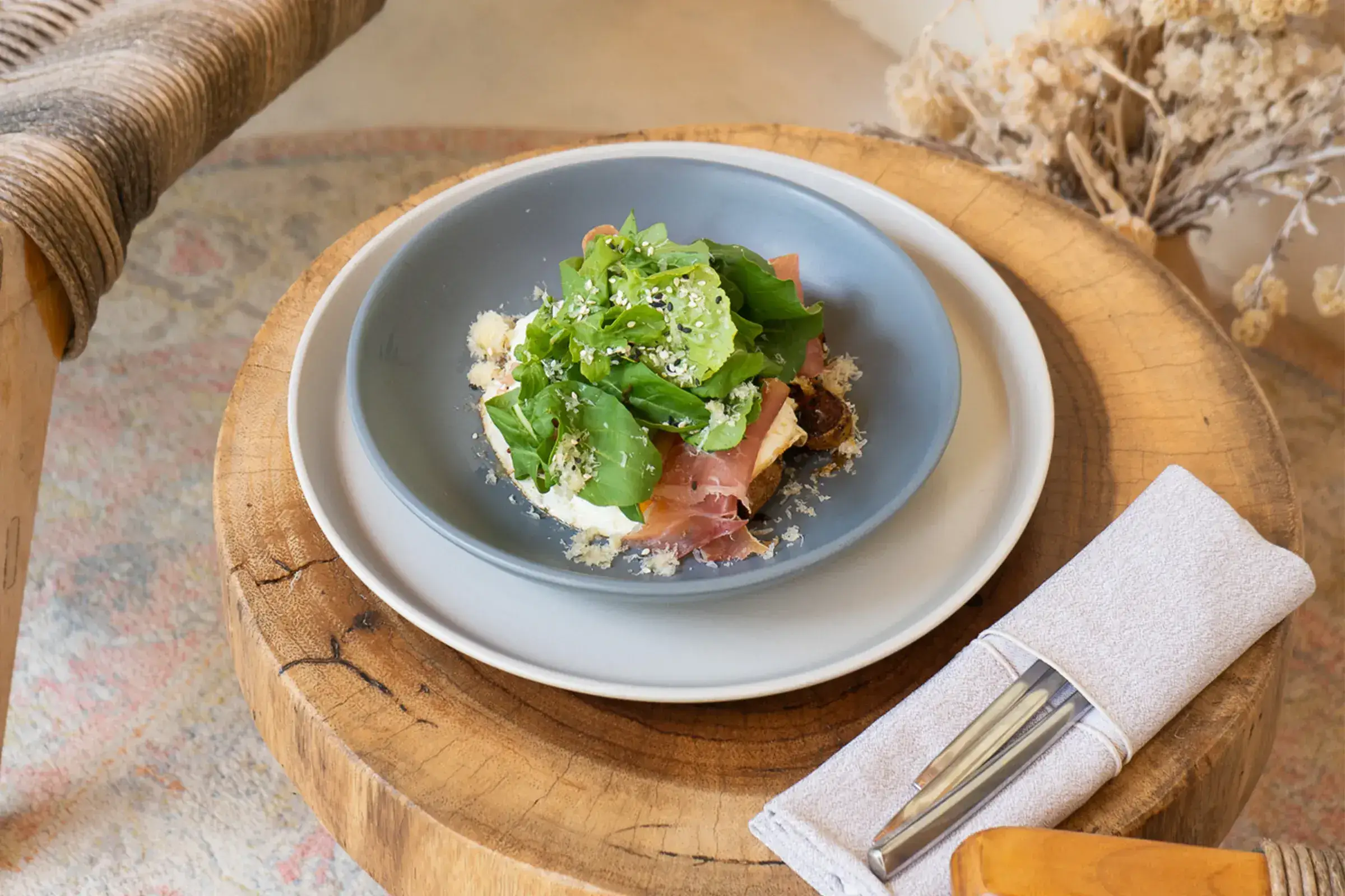 platillo-vegetales-plato-carga-cubiertos