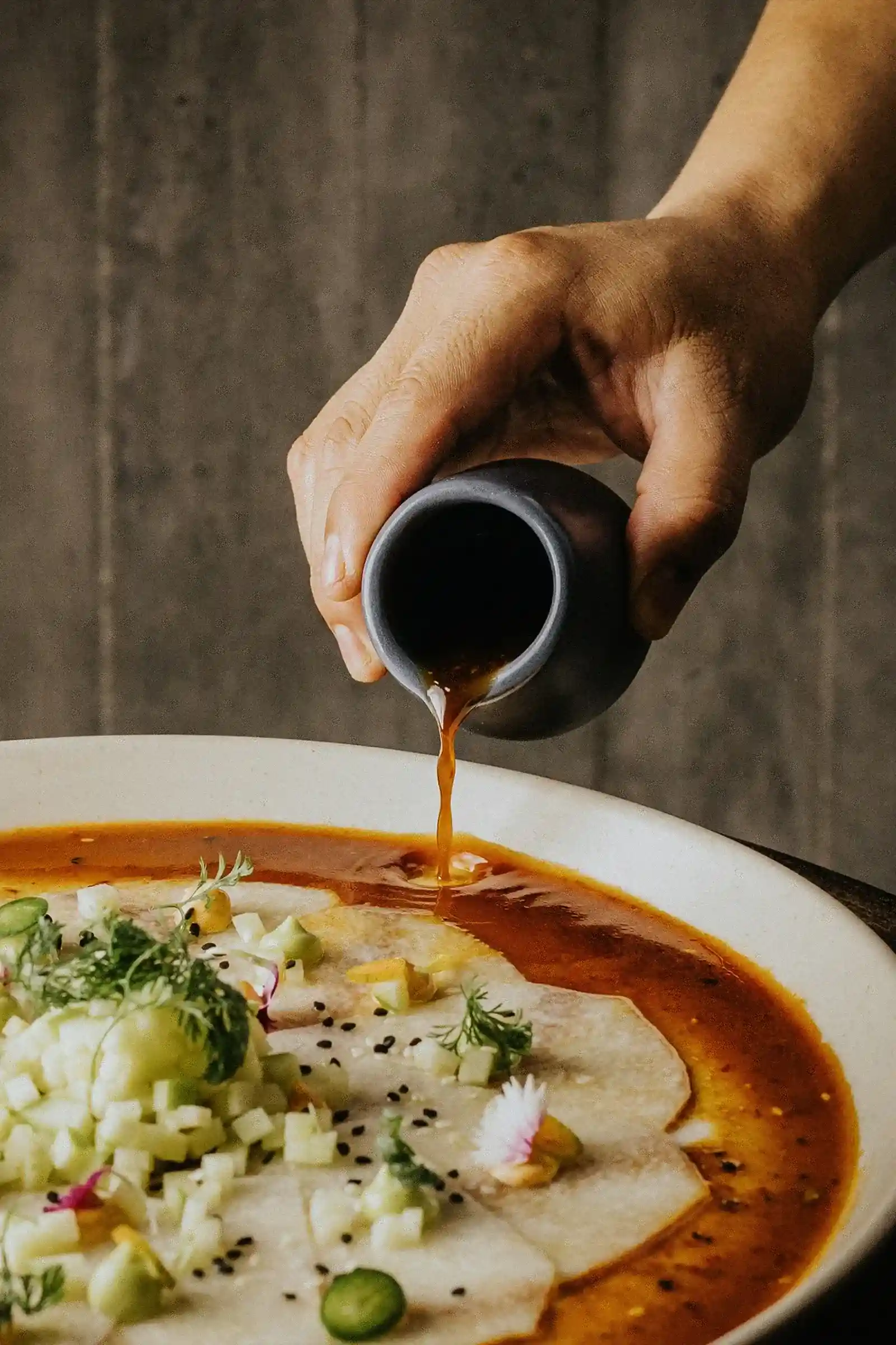 plato-comida-mano-salsa