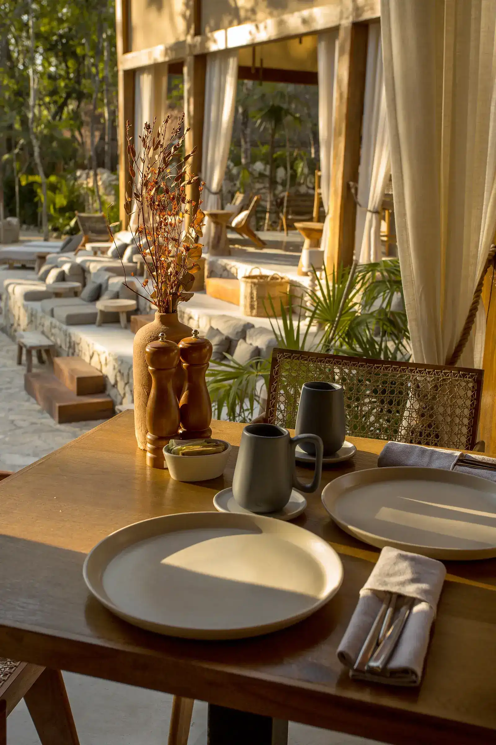 mesa-platos-cubiertos-centro-de-mesa-tazas