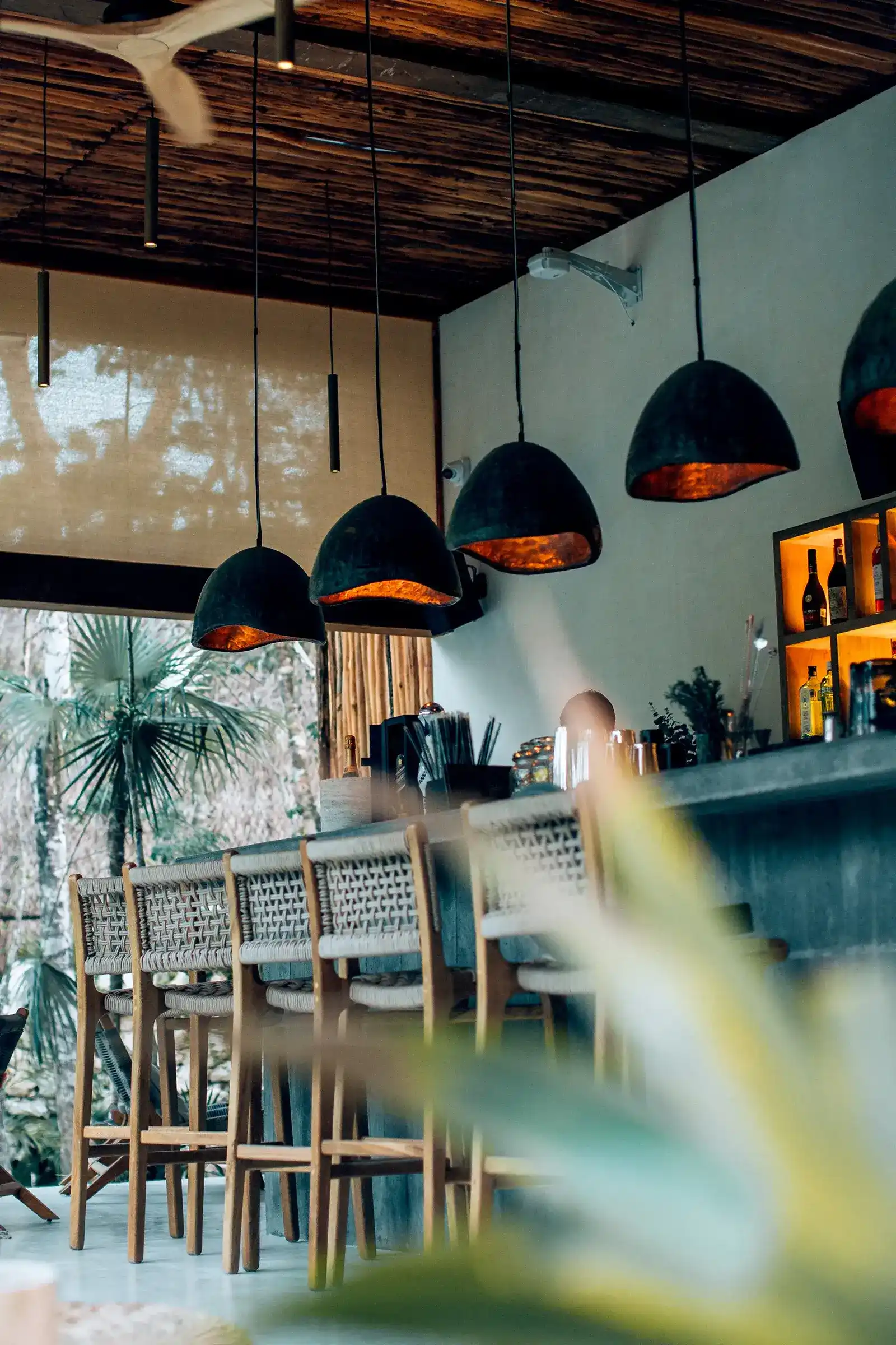 barra-lamparas-colgantes-bancos-altos