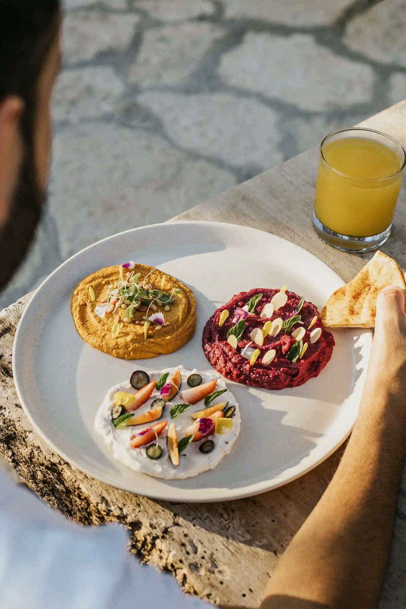 platillo-plato-blanco-jugo-de-naranja