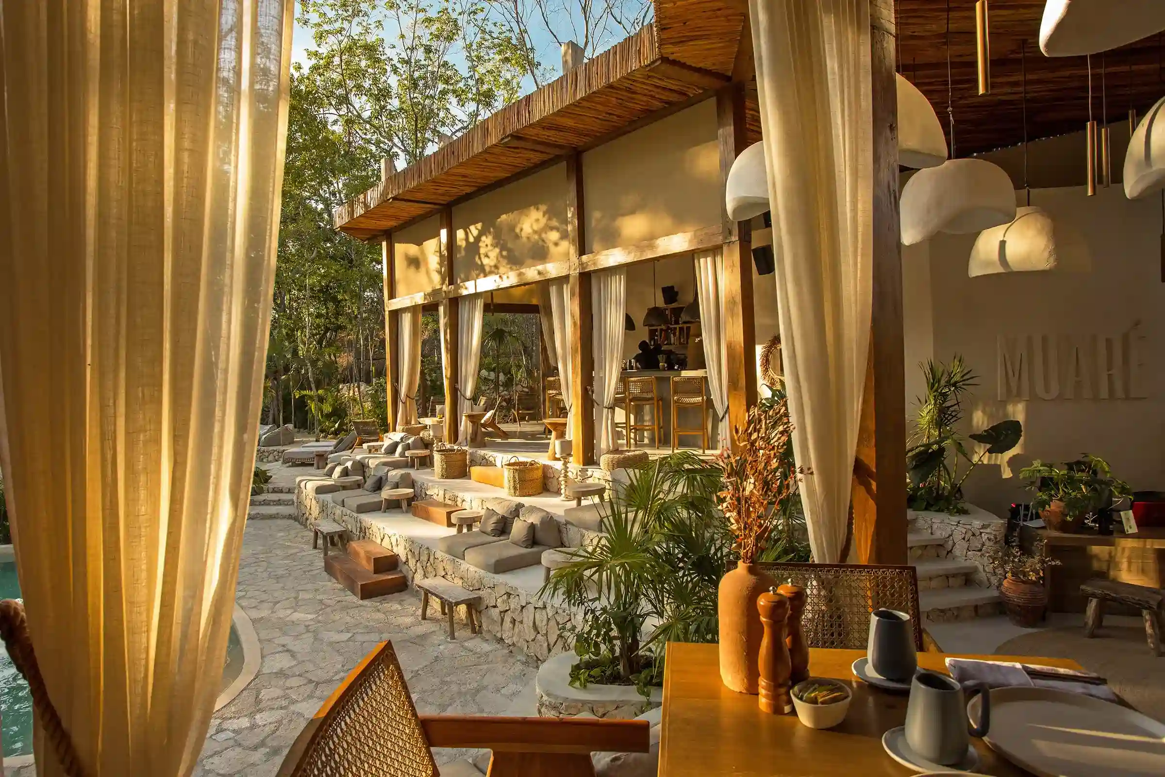 restaurante-vista-escaleras-piedra-cojines