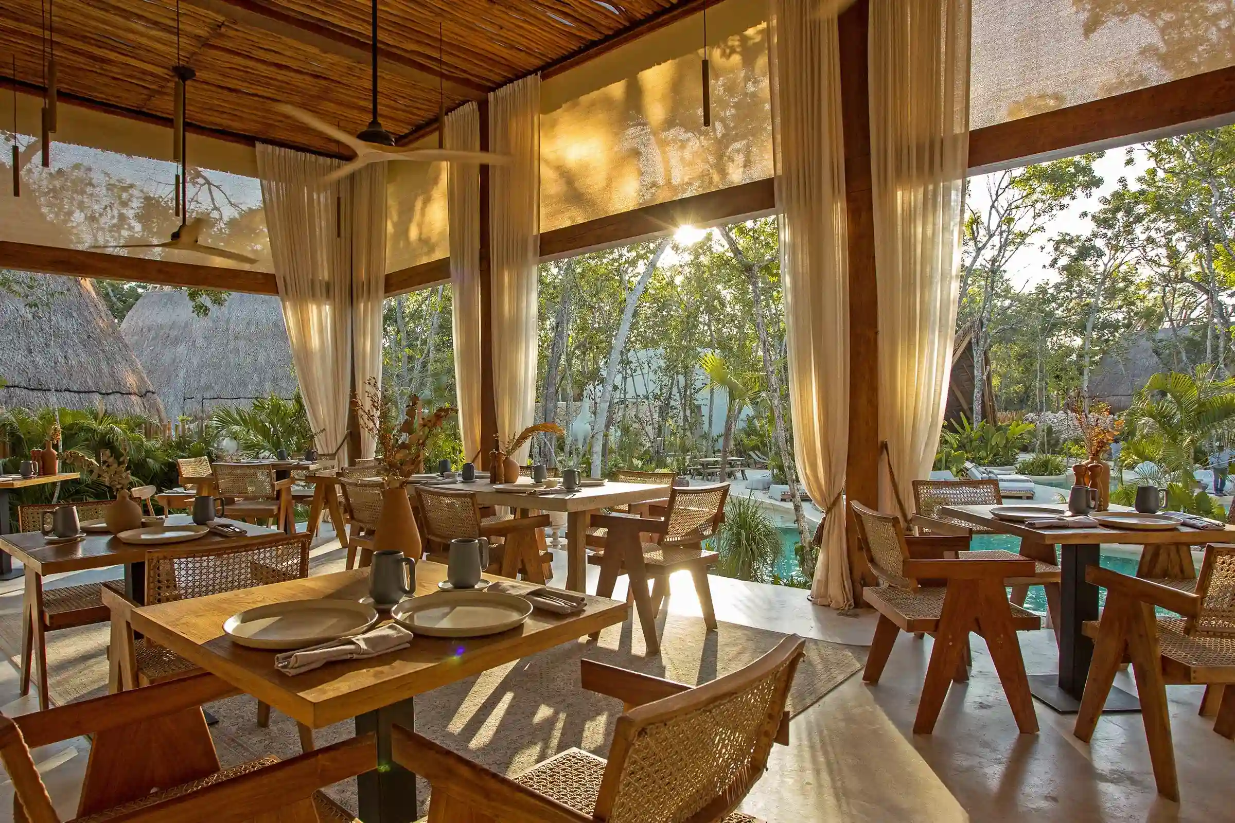 vista-alberca-mesas-sillas-madera