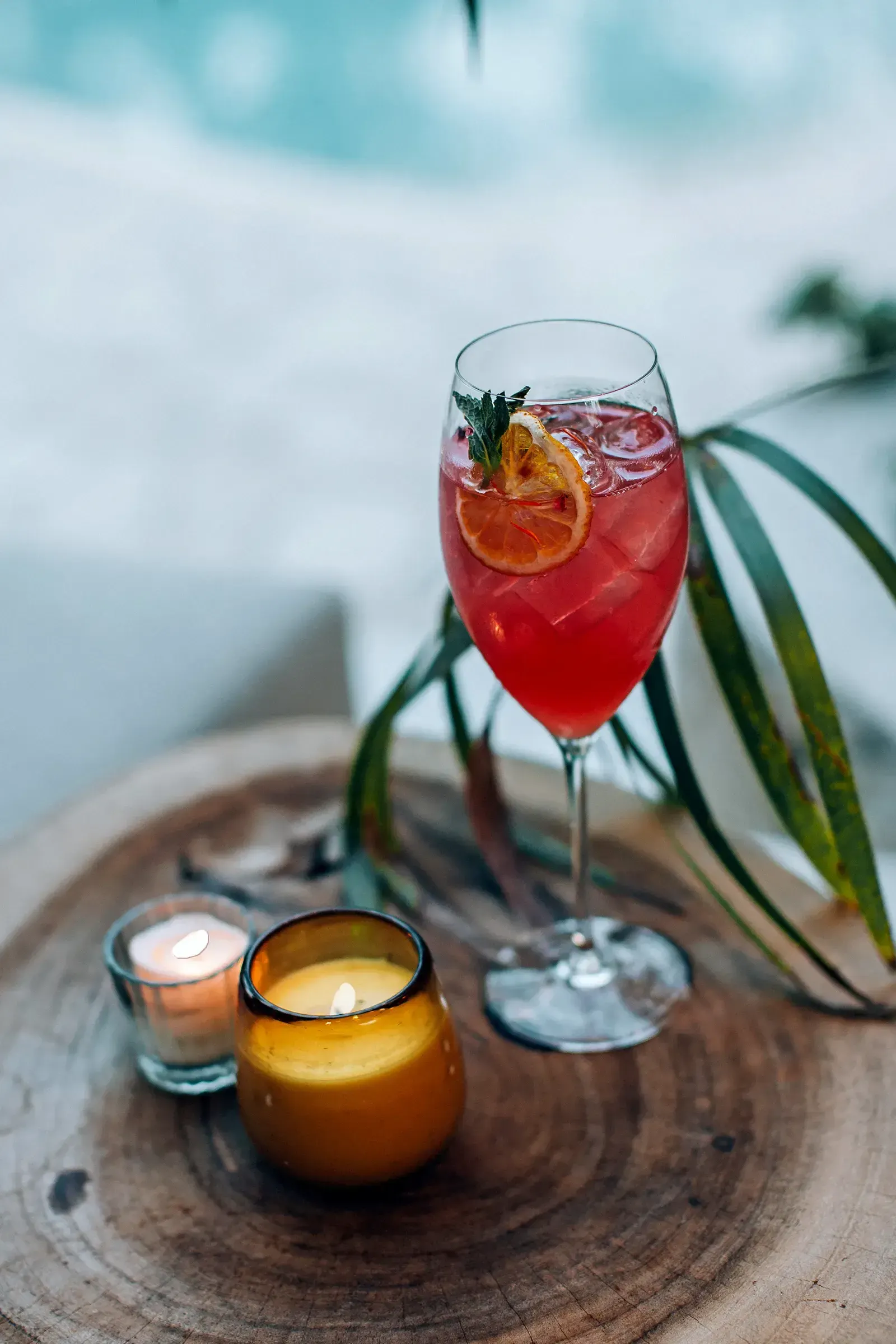 coctel-copa-cristal-velas-mesa-madera