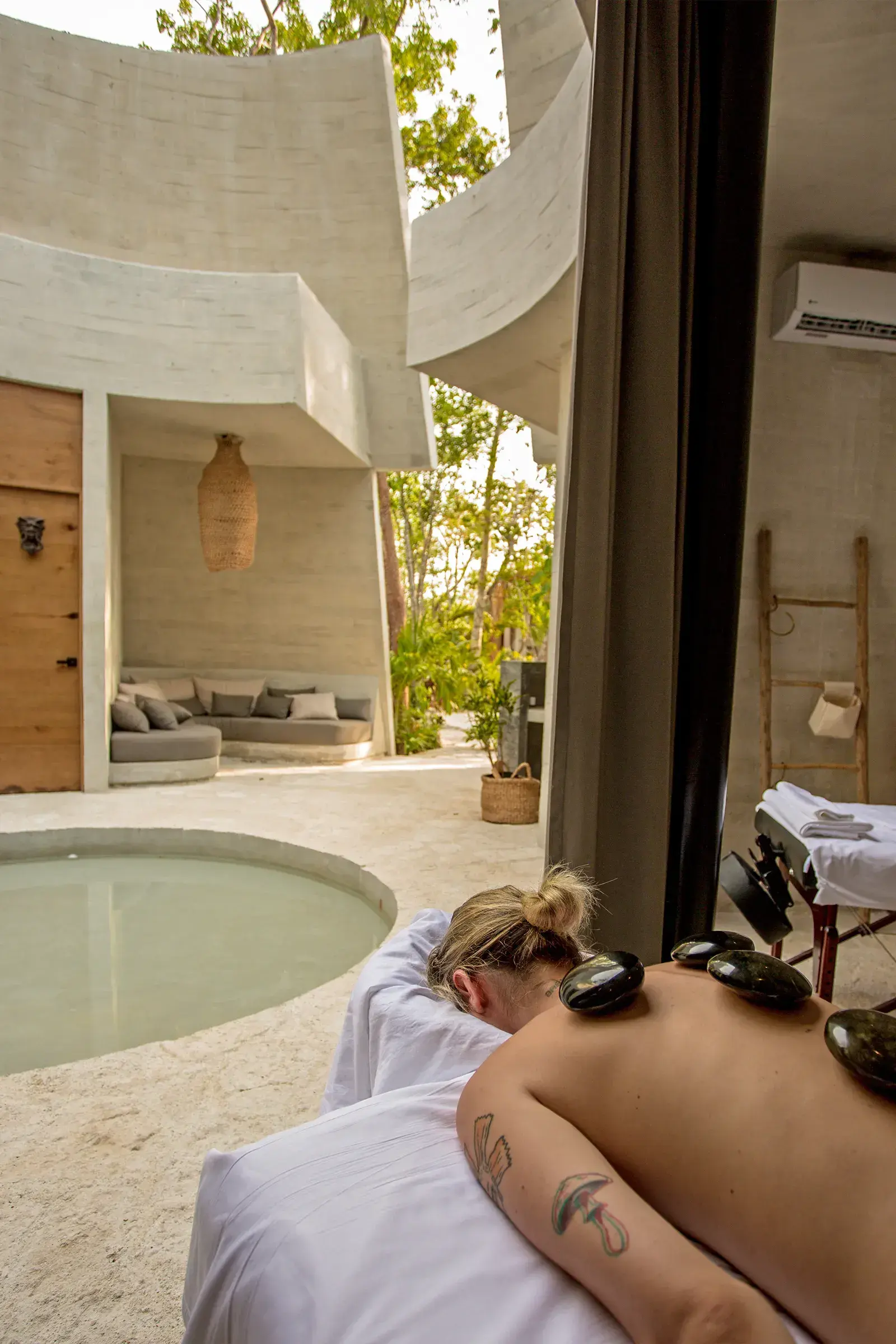 mujer-piedras-en-la-espalda-sala