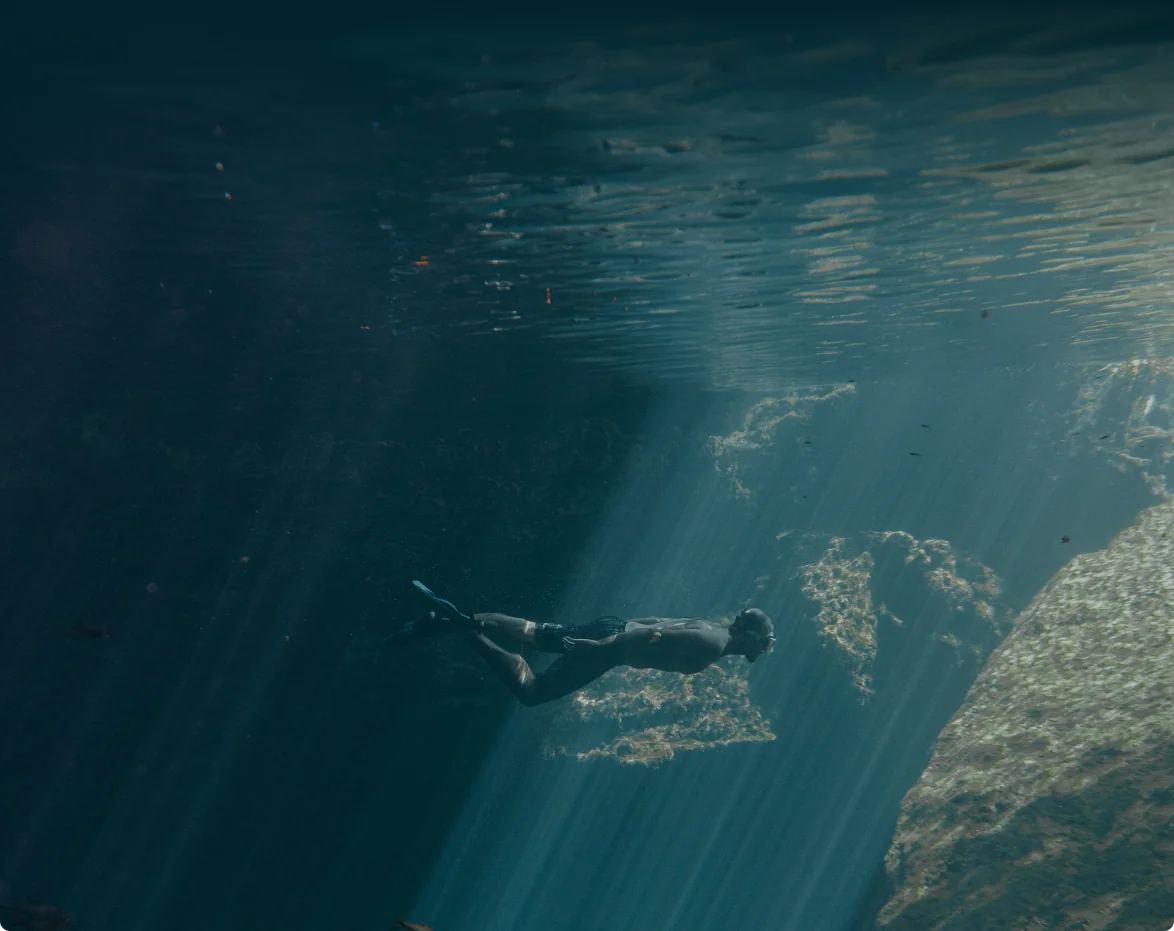 Hombre-nadando-en-cenote