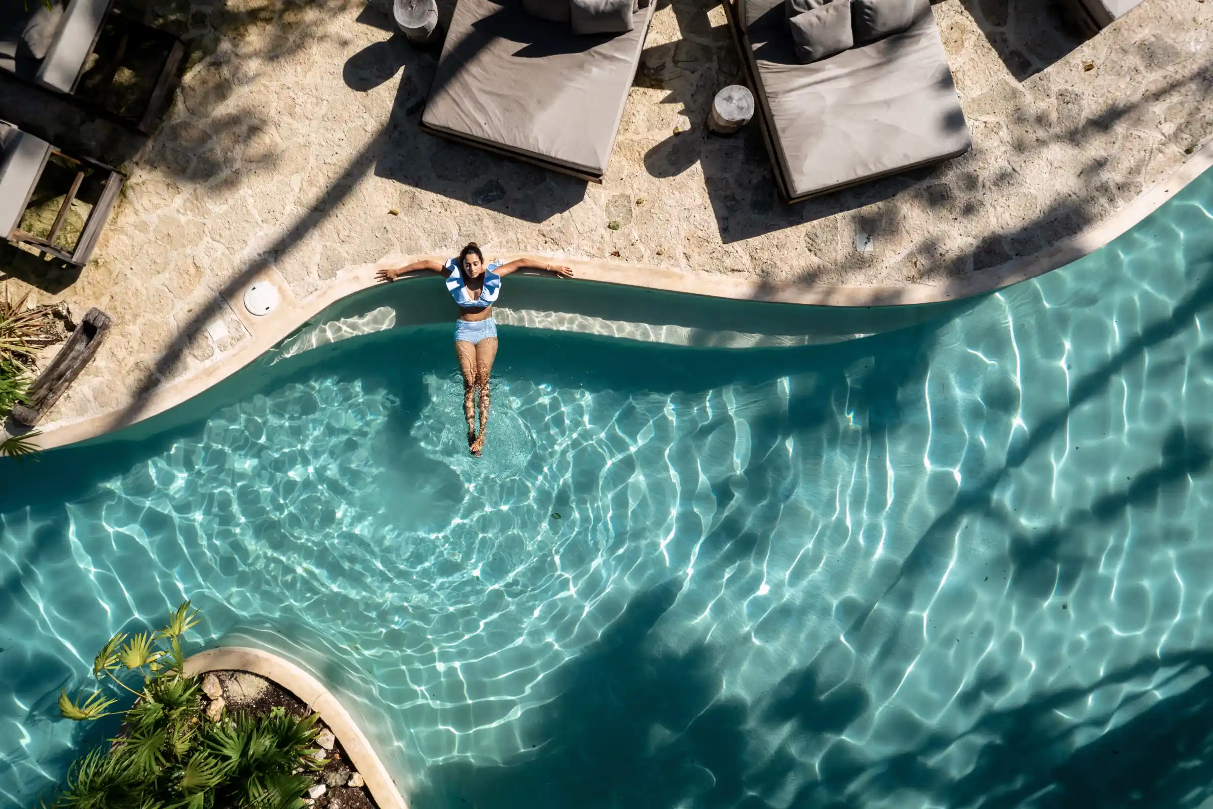 mujer-en-alberca-descansando-en-hotel-muare