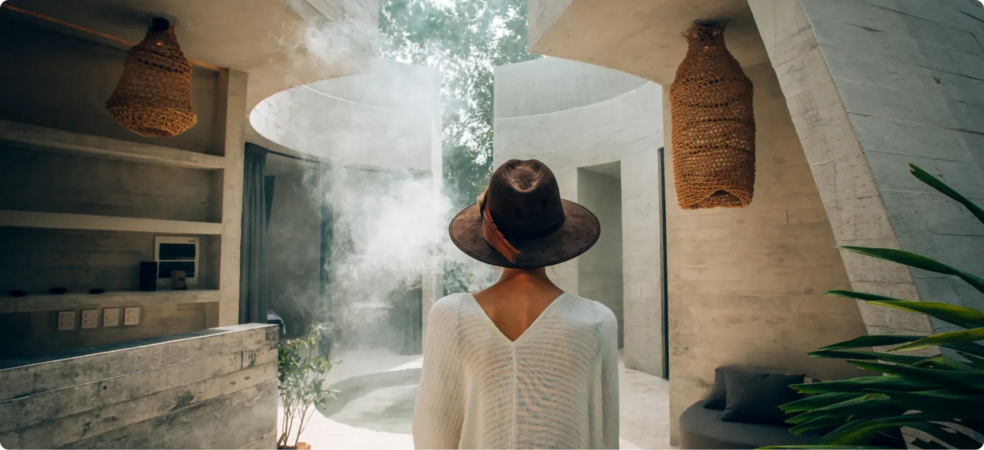 mujer-entrando-a-spa-de-muare-boutique-hotel