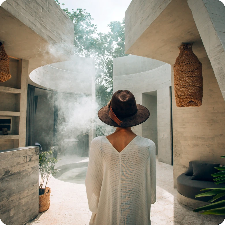 mujer-con-sombrero-entrando-a-instalaciones-de-spa-de-hotel-muare