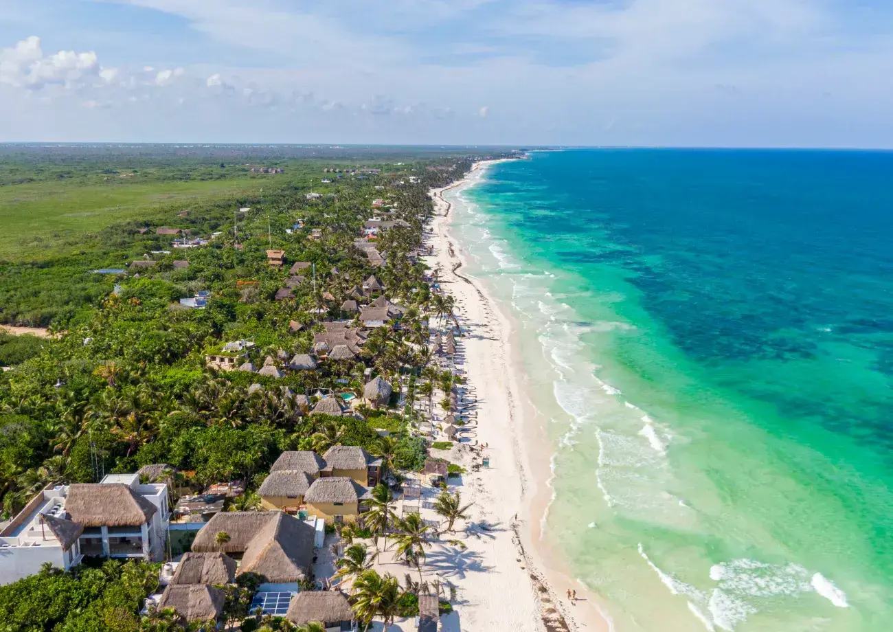 Imagen-aerea-de-la-zona-costera-hotelera-de-tulum