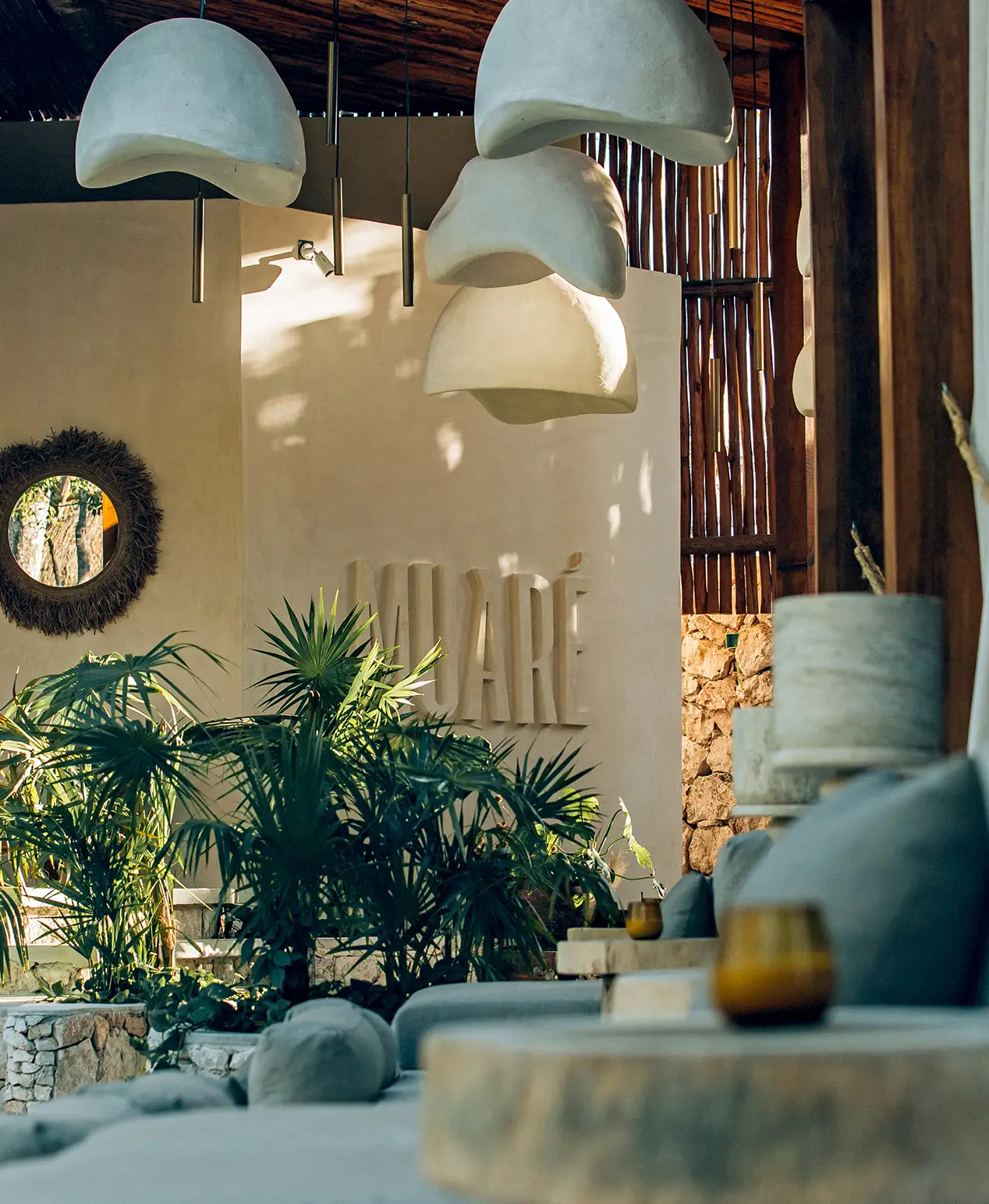 Vista-de-recepcion-del-hotel-con-muebles-y-vegetacion