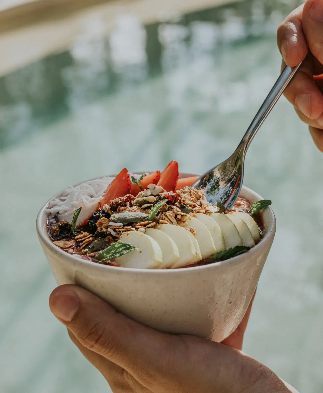 Desayuno-de-restaurante-gaudea-acai-bowl-de-frutas-con-granola-y-coco