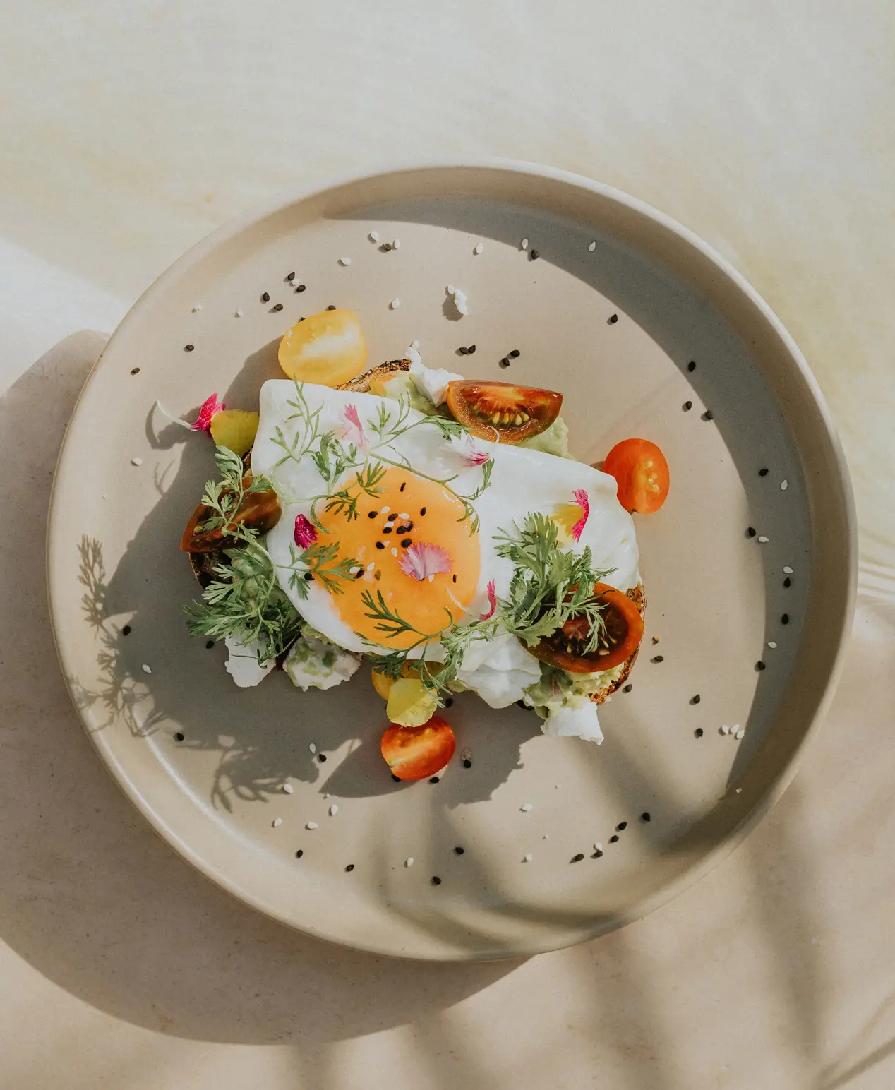 Desayuno-de-restaurante-gaudea-huevos-con-jitomate-y-ensalada