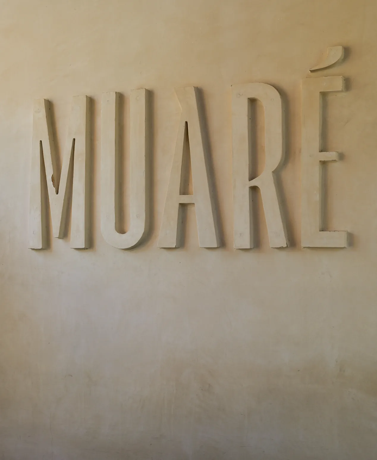 logotipo-de-hotel-muare-en-pared-blanca