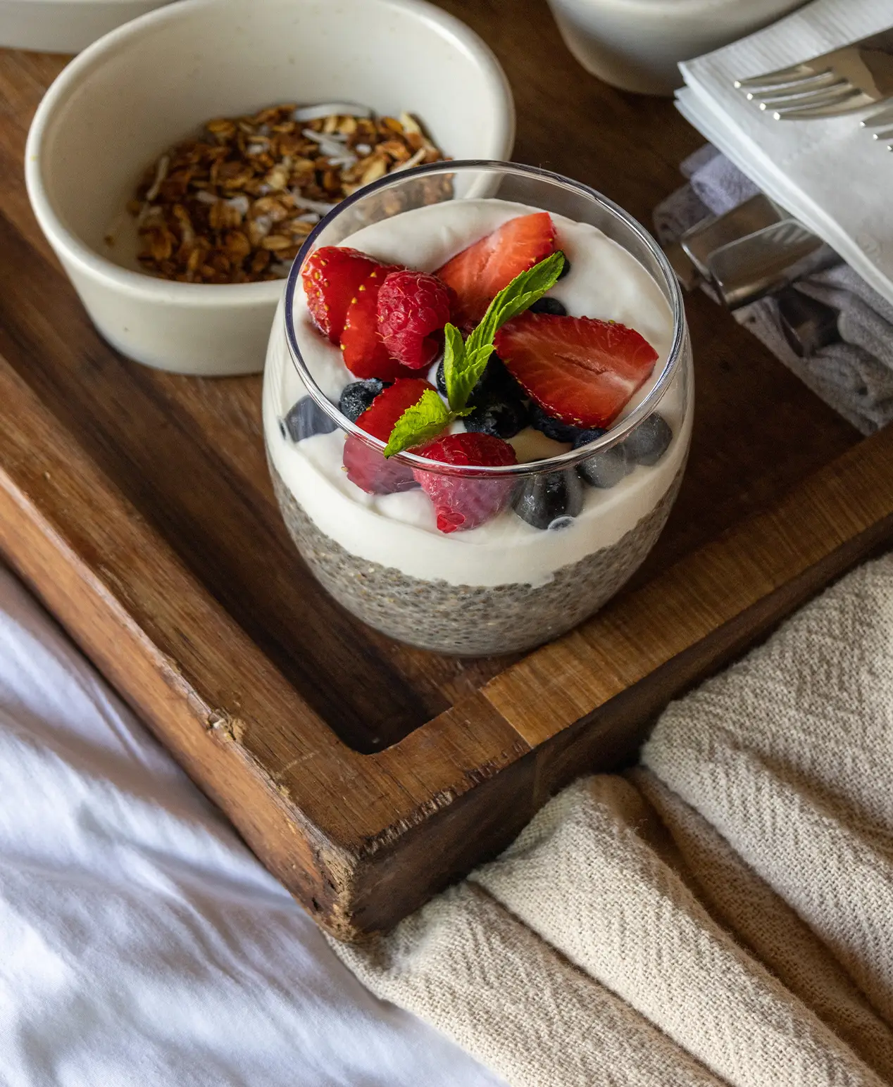 room-service-yogurth-con-fresas-y-chia-en-la-cama