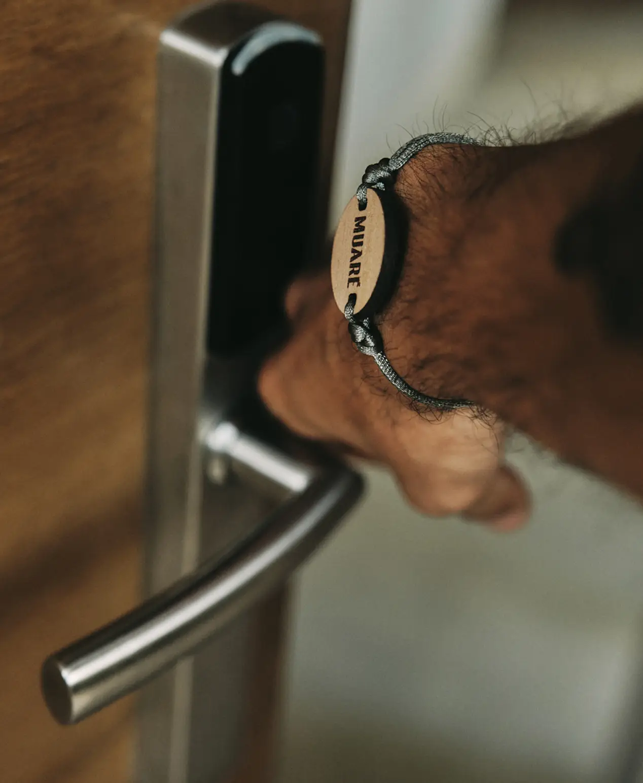 mano-con-pulsera-de-muare-entrando-a-habitacion-de-hotel