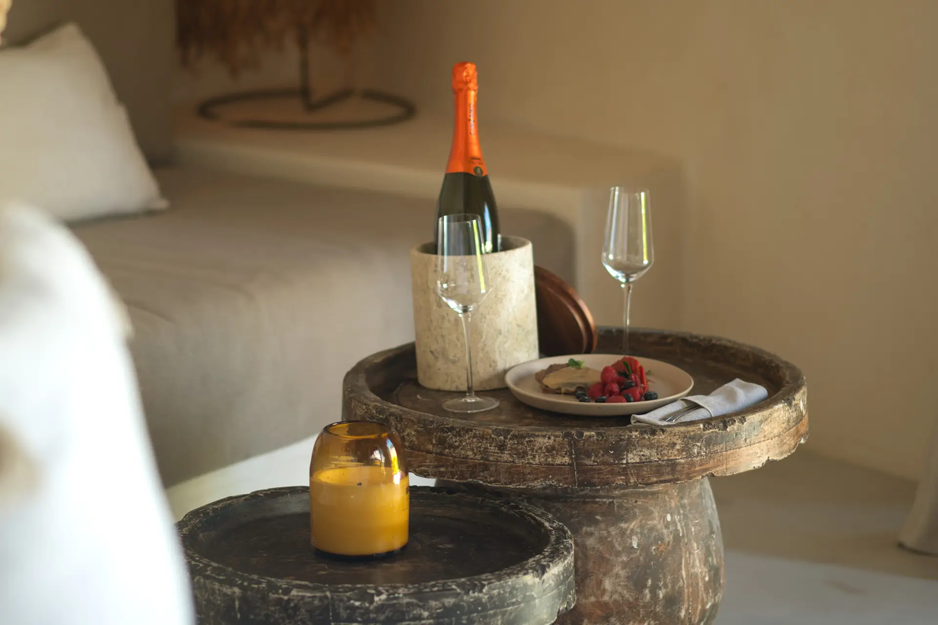 mesa-de-centro-vino-con-copas-de-cristal-vela