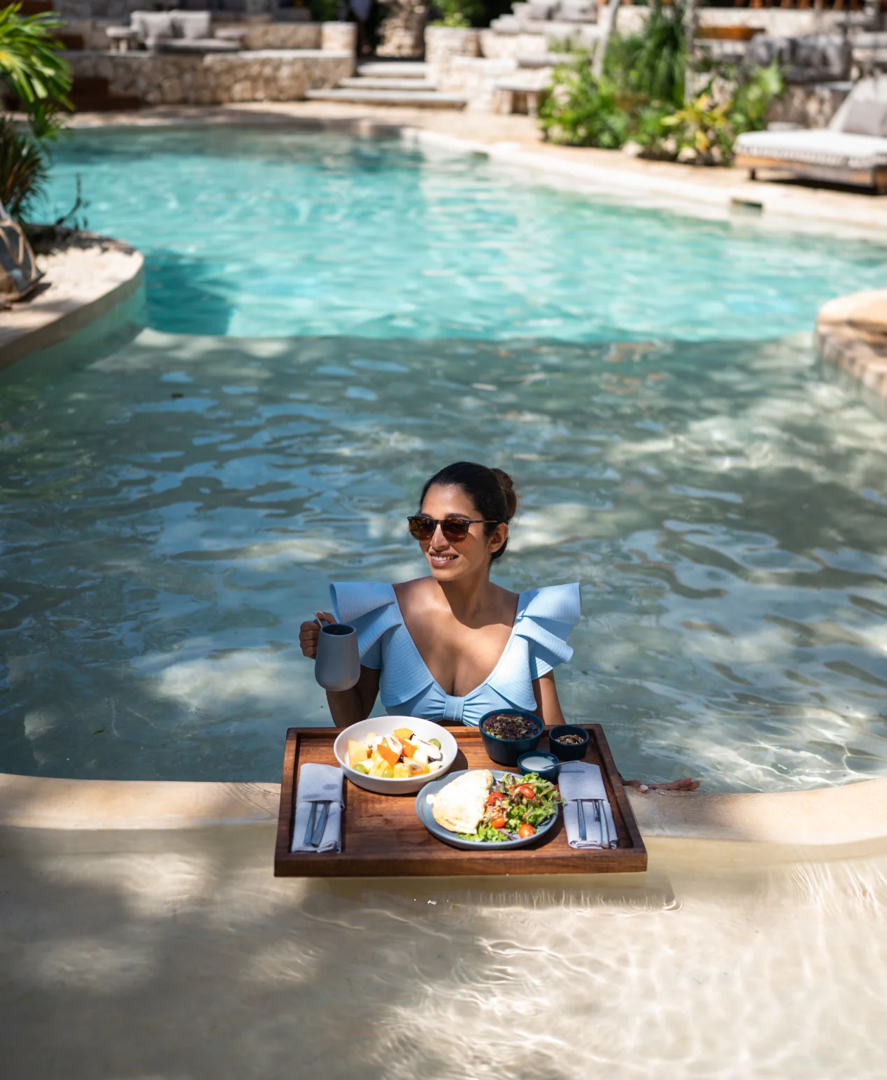 mujer-disfrutando-de-comida-a-la-orilla-de-la-alberca
