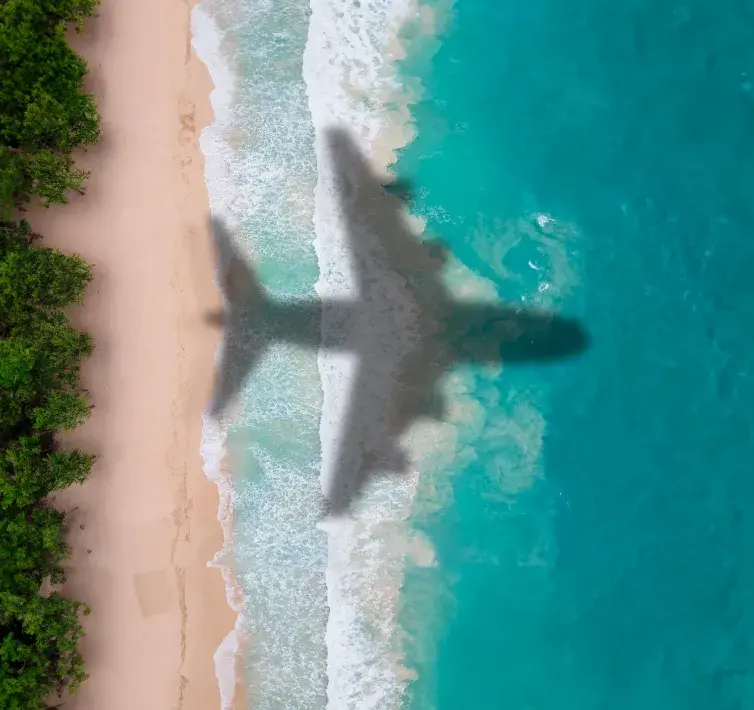 playa-de-tulum-con-sombra-de-avion