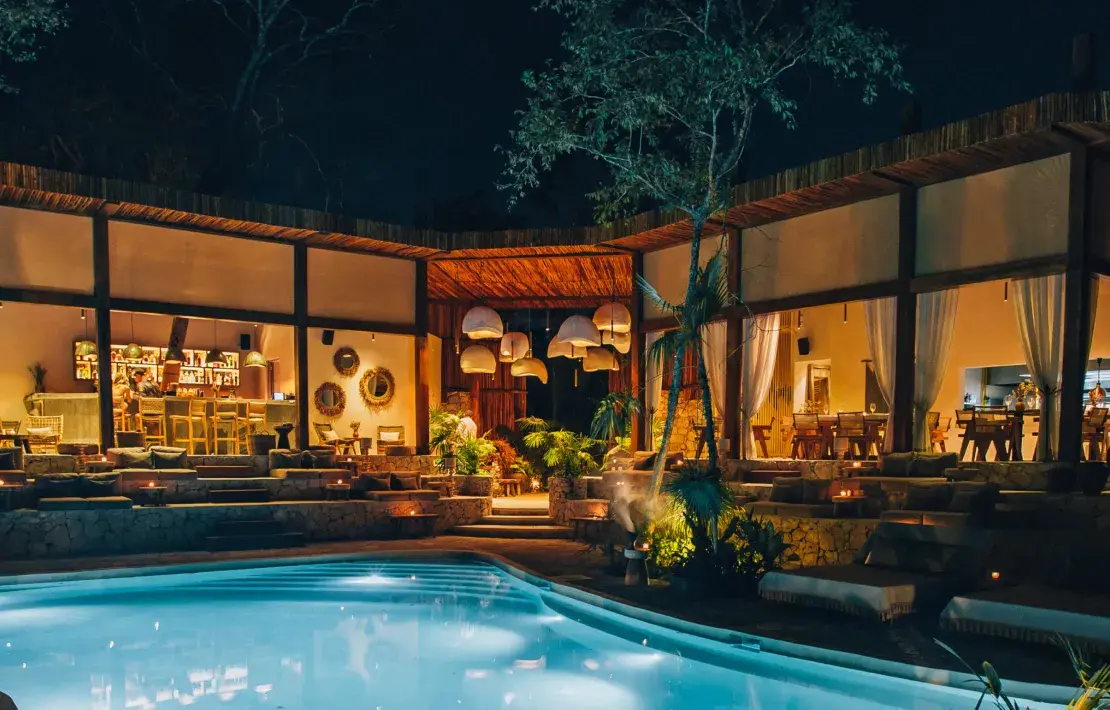 alberca-principal-iluminada-de-noche